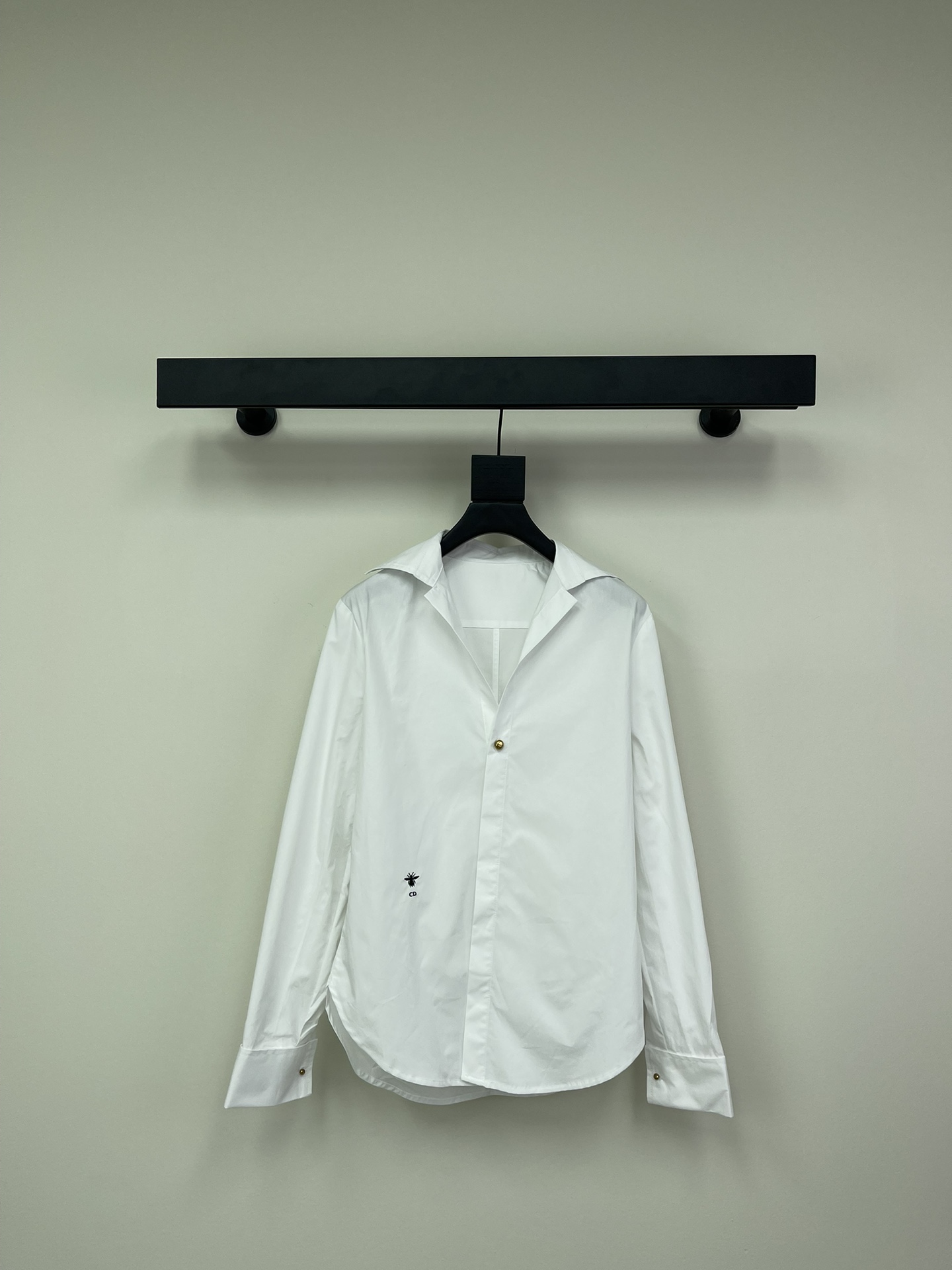 NO:314167,Dio*25 early spring new CD classic embroidered small lapel single button French shirt retro earring button decoration casually creates various styles of wear. Highly comfortable imported cotton poplin pure cotton shirt fabric. Small loose H-shaped cut. It is easy to wear with slimness without any problem. Simple design is very practical. SML,,dior,shirts,alexander wang19860909Dio*25早春新品CD经典刺绣小翻领单扣法式衬衫 复古耳钉纽扣装饰 版型随意塑造各种穿搭风格 舒适度极高的进口棉府绸纯棉衬衫面料 小宽松H版型裁剪 藏肉显瘦不在话下轻松穿出少女感 简洁感设计实穿性很强 SML,,dior,shirts,alexander wang,Women's clothing