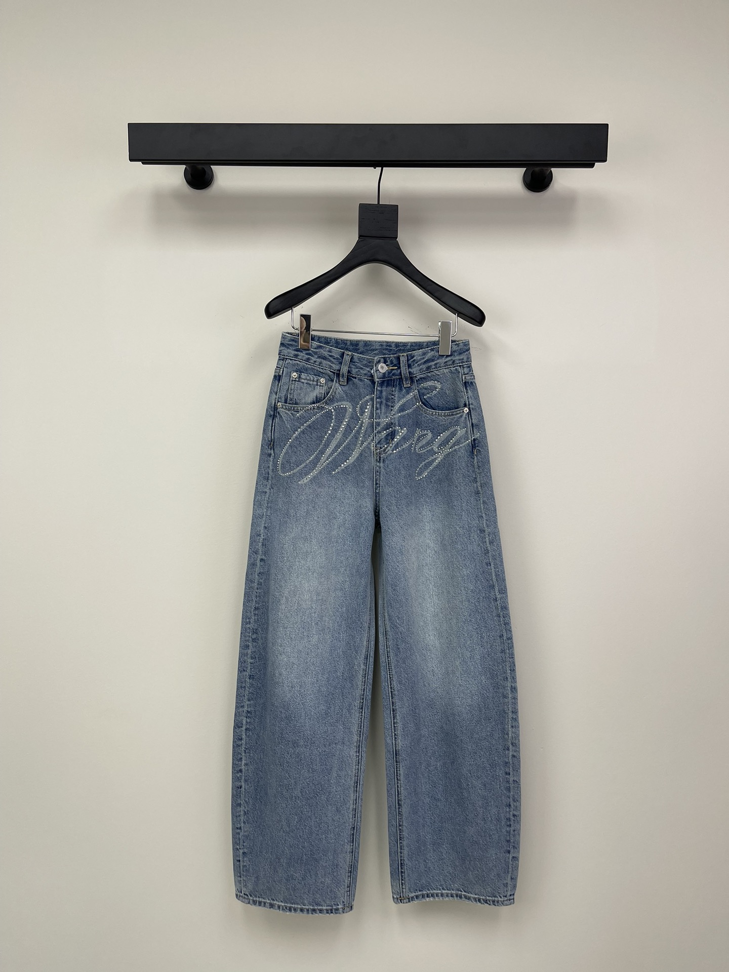 NO:324978,Alex*Wang King 25 Early Spring New Goddess Same Symptom Jeans This jeans use high-quality fabrics, craftsmanship gradient color washing, bling diamonds. The crisp style is combined with a personalized design, and exclusive brand accessories are decorated to make you the most unique existence. Whether it is a trendy frontline or daily leisure, it can make your matching full of innovation. Create your exclusive style and show your personality. SML, alexander wang, jeans, alexander wang19860909Alex*Wang大王25早春新品女神同款镰刀牛仔裤 这款牛仔裤选用优质面料,工艺渐变色洗水,bling烫钻 挺括的版型与个性的设计相结合,专属品牌配件装饰,让你成为最独特的存在.无论是潮流前线还是日常休闲,它都能让您的搭配充满新意.打造你的专属风格,尽情展现个性.SML,,alexander wang,jeans,alexander wang,Women's clothing