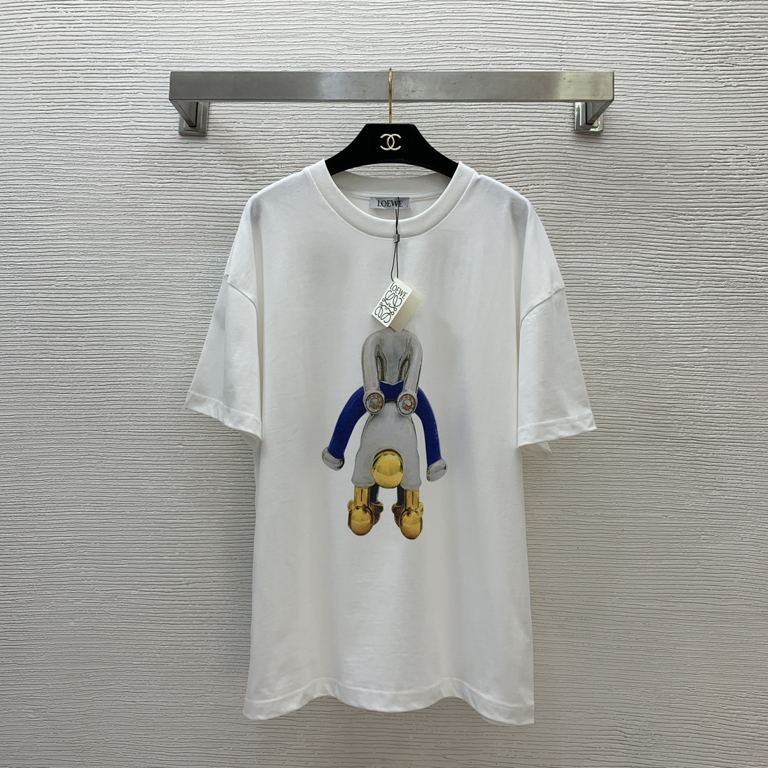 NO:316772,Model number D25021483 LOEWE*25SS early spring new style, high-end customized high-quality cotton fabric, cartoon character pattern printed back letter logo, fashionable and versatile round neck short-sleeved T-shirt top!  White, (M size bust 112, sleeve length 19, clothing length 72) hair, loewe, T-shirt,tees, t-shirt,alexander wang19860909款号D25021483 LOEWE*25SS早春新款 高端定制优质纯棉面料、卡通人物图案印花后背字母logo时尚百搭圆领短袖t恤上衣！白色,（M码胸围112,袖长19,衣长72）发,,loewe,T-shirt,tees，t-shirt,alexander wang,Women's clothing
