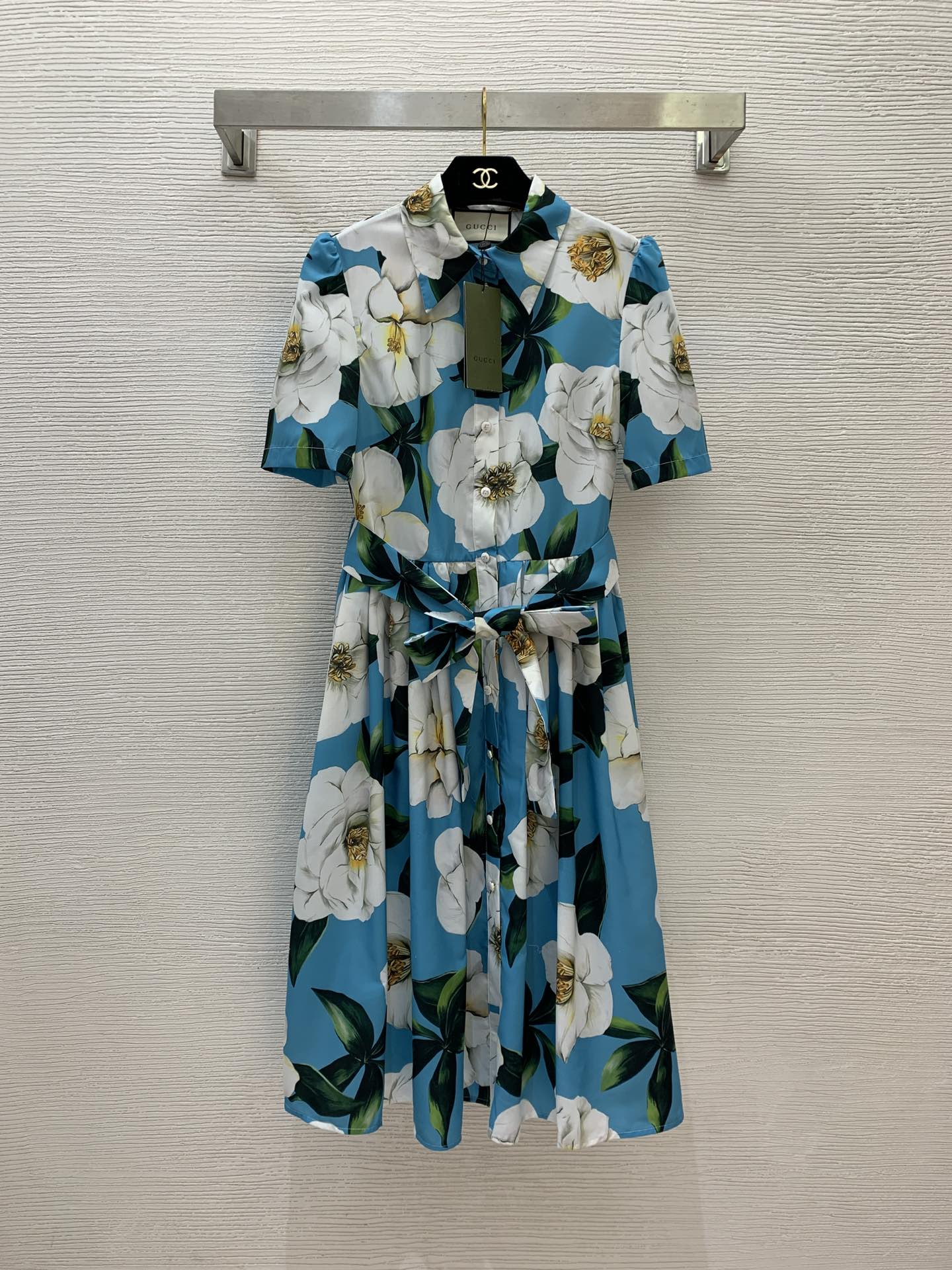NO:306699,G25021576 GUCC* newest dress with flower printed single-breasted lapel waist-hugging and slimming large short-sleeved dress!  (Size S bust 84~88, waist 70, sleeve length 26, skirt length 106), gucci, skirt, T-shirt, alexander wang19860909款号G25021576 GUCC*新款满身花朵印花单排扣开襟翻领收腰显瘦大摆短袖连衣裙！（S码胸围84～88,腰围70,袖长26,裙长106）,,gucci,skirts,T-shirt,alexander wang,Women's clothing