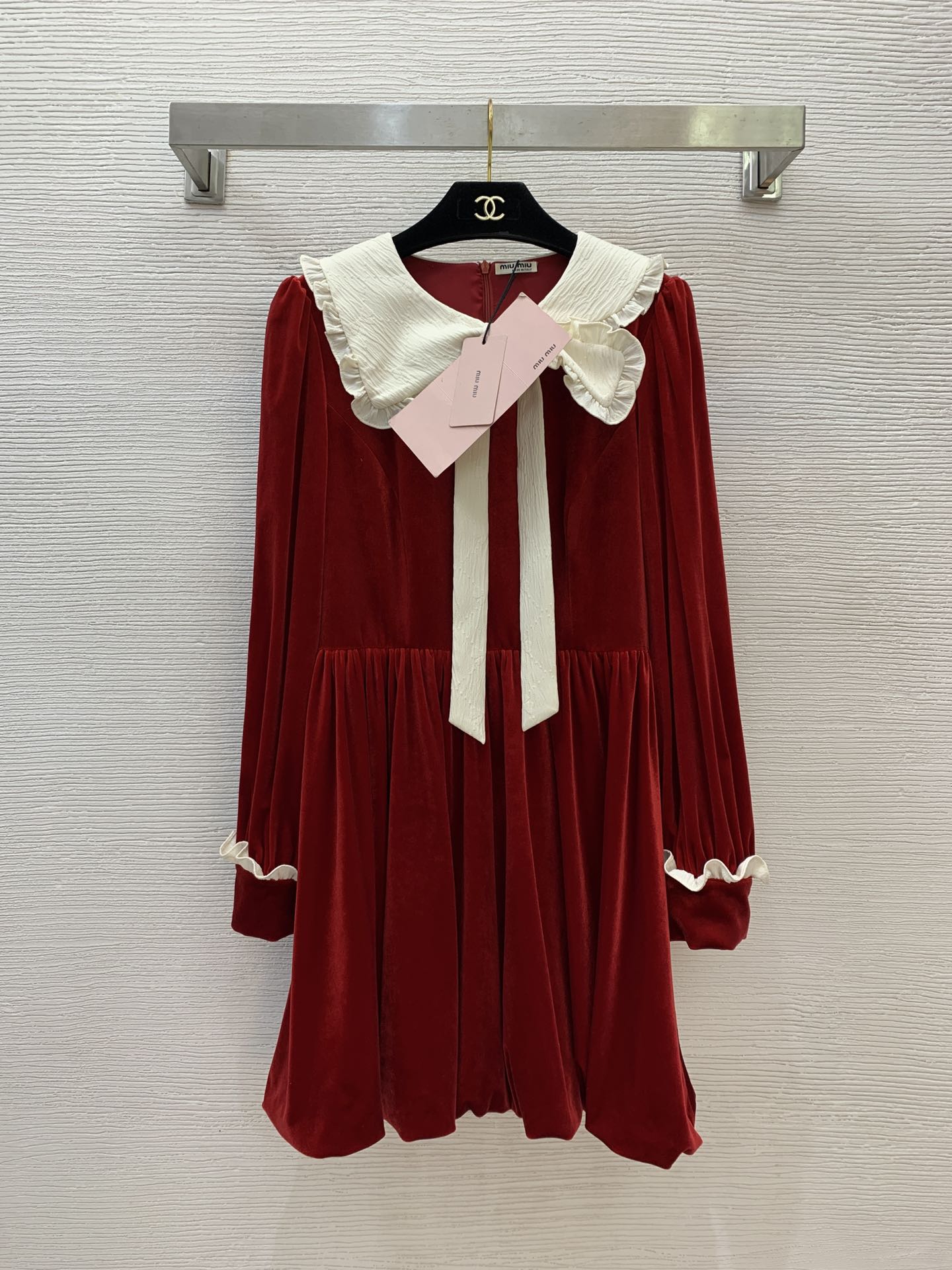 NO:309811,Model number G25011587 MiuMi* new high-end custom velvet fabric, temperament, age-reducing contrasting color spliced ​​wood ears with bow lapel waist, slim long sleeves and large sway dress!  Red, black, (M size bust 88, sleeve length 62, waist 72, skirt length 85), miumiu, skirt 8, alexander wang19860909款号G25011587 MiuMi*新款高端定制丝绒面料、气质减龄撞色拼接木耳边蝴蝶结翻领收腰显瘦长袖大摆连衣裙！红色、黑色、（M码胸围88,袖长62,腰围72,裙长85）,,miumiu,skirts,alexander wang,Women's clothing