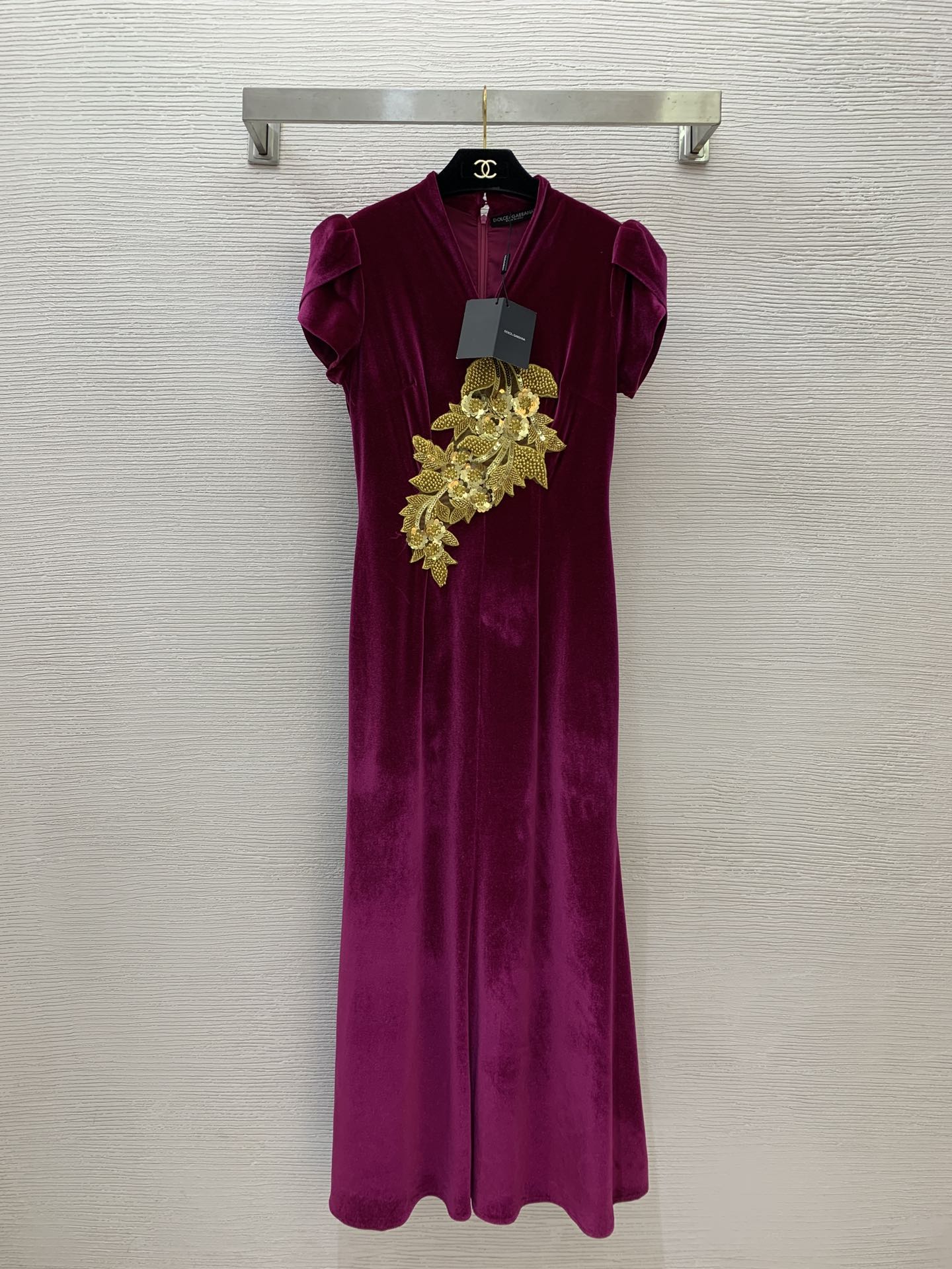 NO:316214,Model number G25011675 Dolce & Gabbana DG* new model, heavy-duty bead sequin embroidery on the chest, slim fit and slim V-neck velvet dress!  Rose red, black, (Size bust 84, waist 68, skirt length 134), Dolce & Gabbana, skirts, alexander wang19860909款号G25011675 杜嘉班纳DG*新款 胸前重工钉珠亮片刺绣装饰修身显瘦V领丝绒连衣裙！玫红色、黑色、（S码胸围84,腰围68,裙长134）,,Dolce&Gabbana,skirts,alexander wang,Women's clothing