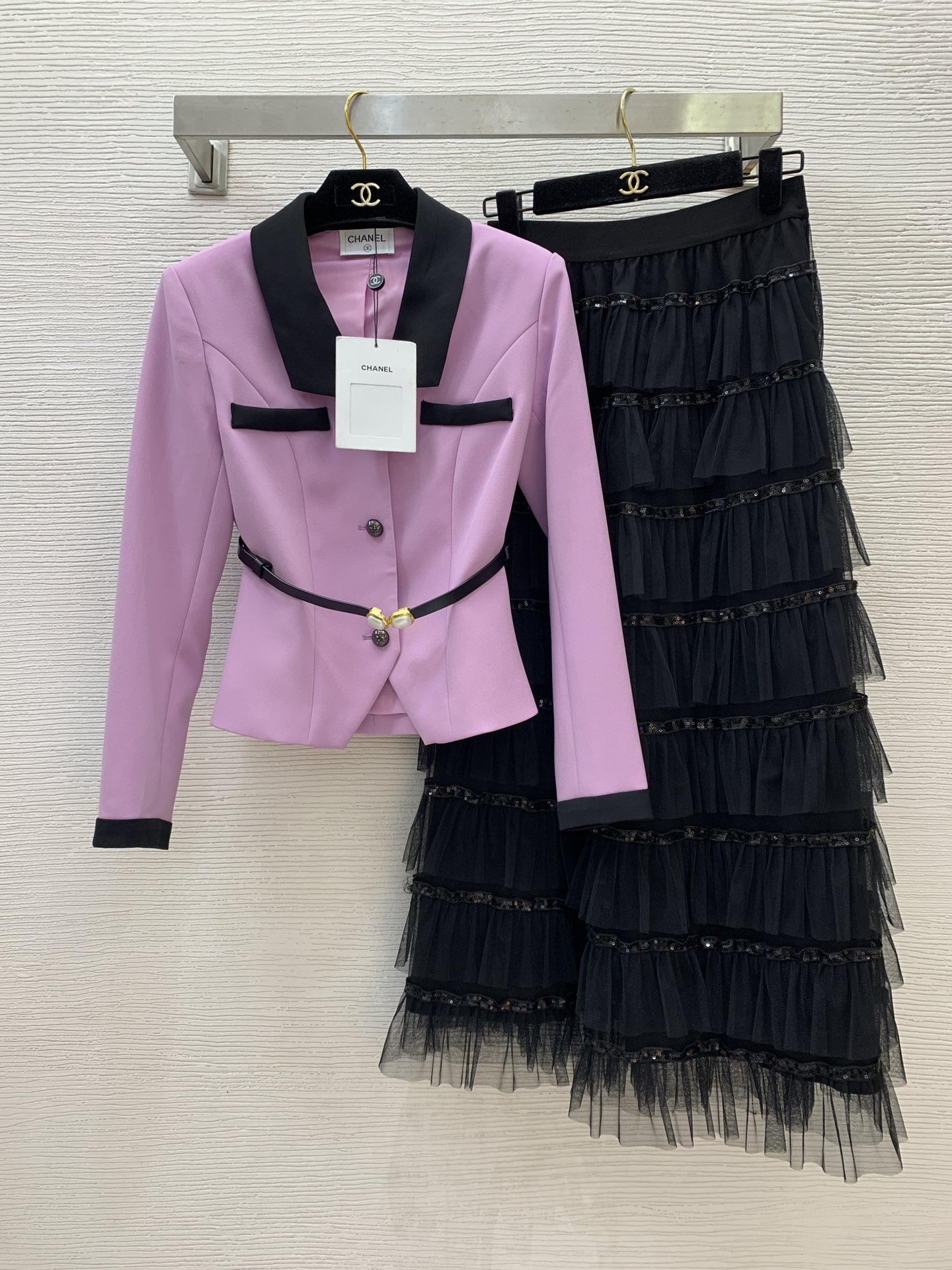 NO:314278,Model number G25011537 Chane* new style, elegant, famous style, fashionable and elegant two-piece suit!  Contrasting lapel slim-fitting blazer (with belt) sequin knitted layered mesh cake skirt with long skirt!  (Size S bust 88, sleeve length 55, clothing length 52; waist circumference 64~74 elastic, skirt length 90, chanel, skirt, jackets & coats, business suit, alexander wang19860909款号G25011537 Chane*新款 气质名媛风时尚气质两件套装！撞色翻领修身显瘦西装外套(配有腰带）亮片编织层层网纱蛋糕裙长款半身裙！（S码胸围88,袖长55,衣长52；腰围64～74松紧,裙长90,,chanel,skirts,jackets & coats,business suit,alexander wang,Women's clothing