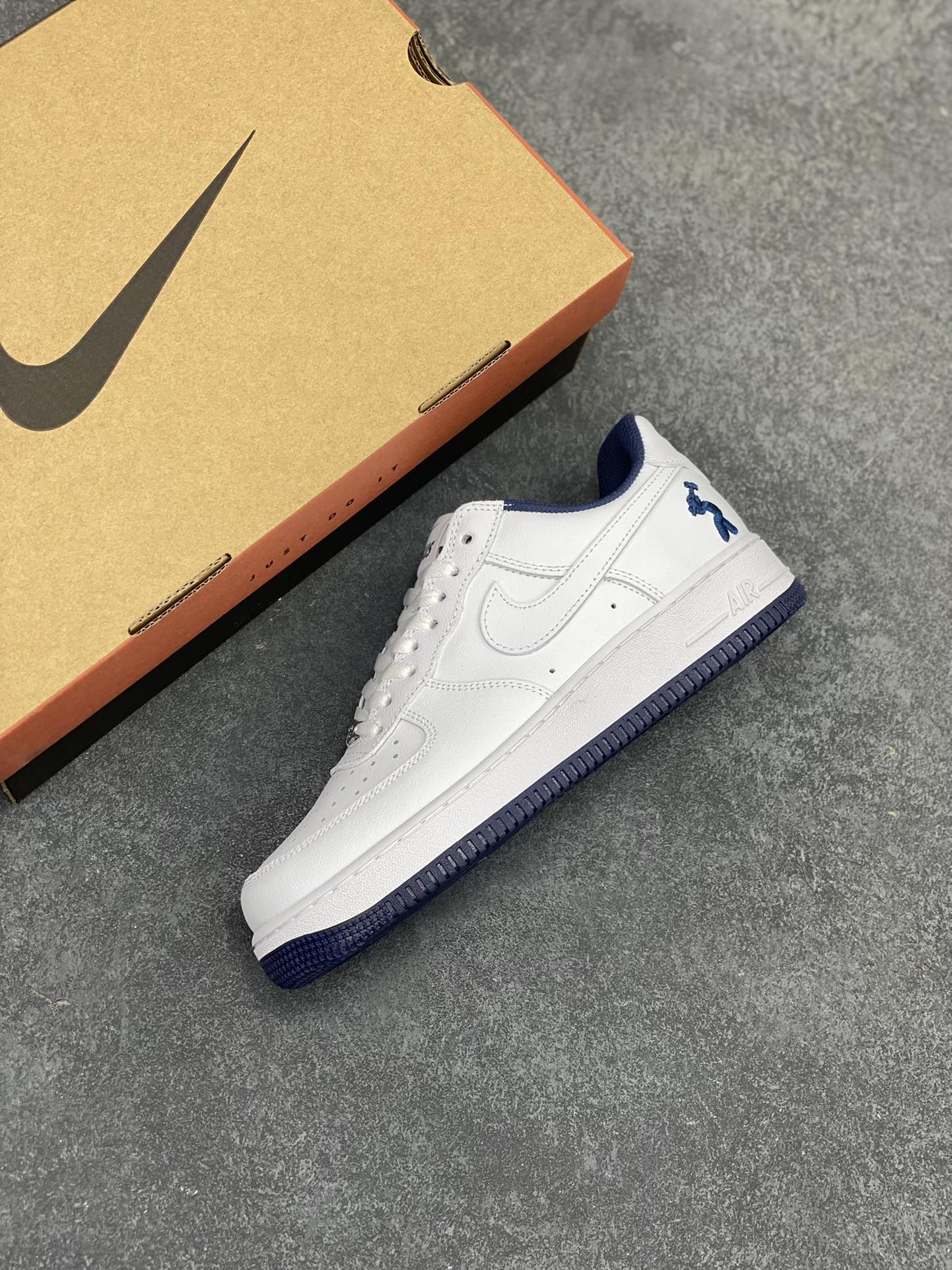 图片[7]-Air Force 1\’ 07 深蓝大锤 原楦头原纸板 打造纯正空军版型 专注外贸渠道 全掌内置蜂窝气垫 #原盒配件 原厂中底钢印、拉帮完美 货号：IB5720-100 尺码：36 36.5 37.5 38 38.5 39 40 40.5 41 42 42.5 43 44 44.5 45-选品中心