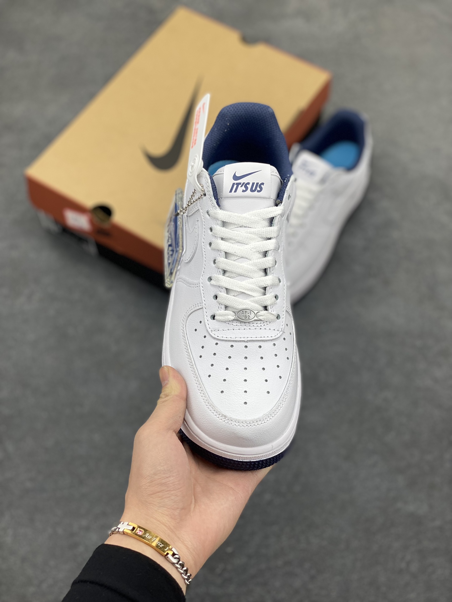 图片[2]-Air Force 1\’ 07 深蓝大锤 原楦头原纸板 打造纯正空军版型 专注外贸渠道 全掌内置蜂窝气垫 #原盒配件 原厂中底钢印、拉帮完美 货号：IB5720-100 尺码：36 36.5 37.5 38 38.5 39 40 40.5 41 42 42.5 43 44 44.5 45-选品中心