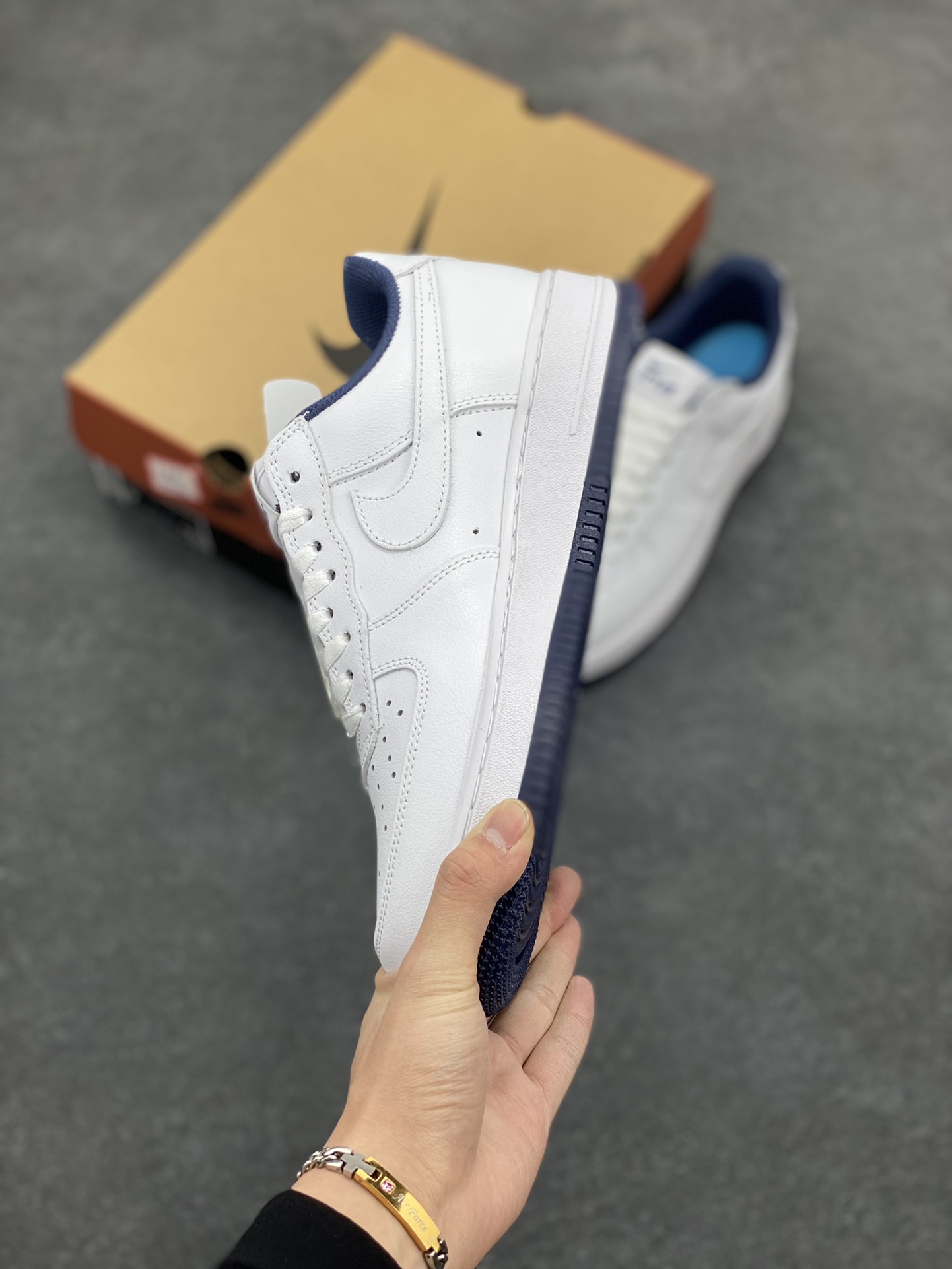 图片[3]-Air Force 1\’ 07 深蓝大锤 原楦头原纸板 打造纯正空军版型 专注外贸渠道 全掌内置蜂窝气垫 #原盒配件 原厂中底钢印、拉帮完美 货号：IB5720-100 尺码：36 36.5 37.5 38 38.5 39 40 40.5 41 42 42.5 43 44 44.5 45-选品中心