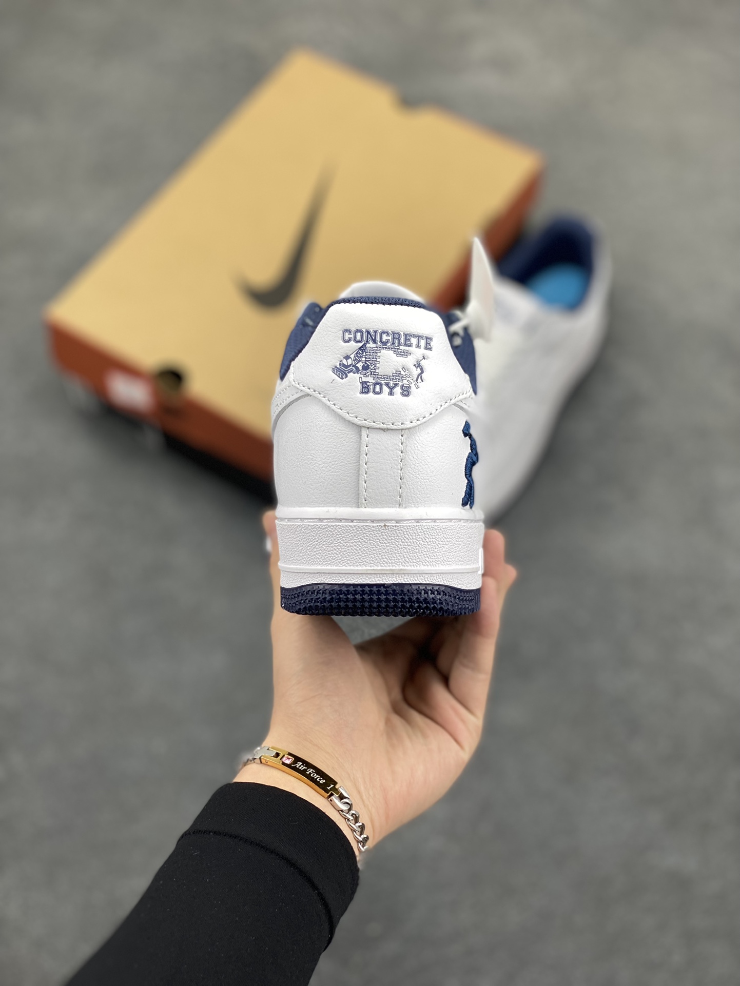 图片[4]-Air Force 1\’ 07 深蓝大锤 原楦头原纸板 打造纯正空军版型 专注外贸渠道 全掌内置蜂窝气垫 #原盒配件 原厂中底钢印、拉帮完美 货号：IB5720-100 尺码：36 36.5 37.5 38 38.5 39 40 40.5 41 42 42.5 43 44 44.5 45-选品中心