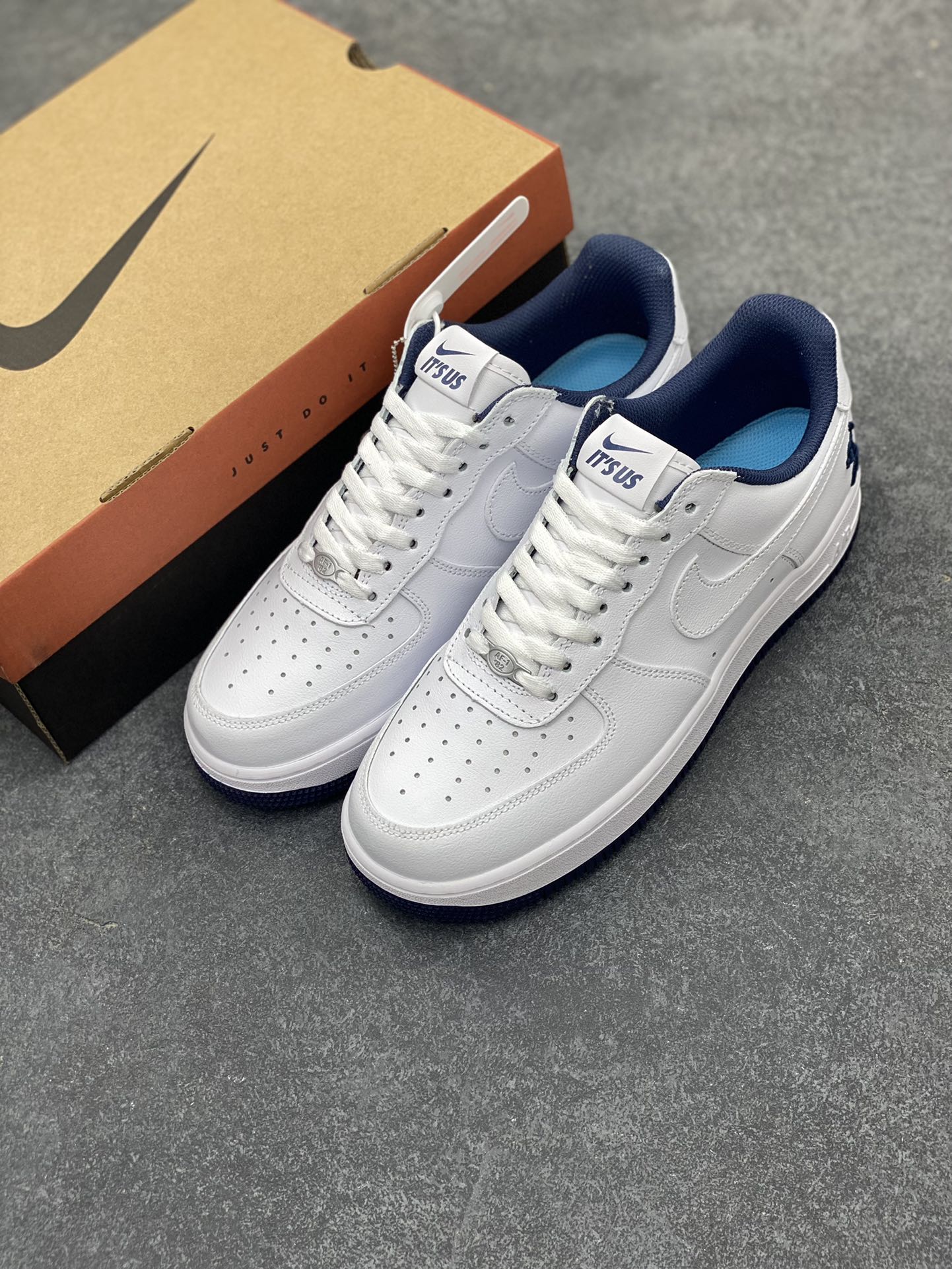 图片[8]-Air Force 1\’ 07 深蓝大锤 原楦头原纸板 打造纯正空军版型 专注外贸渠道 全掌内置蜂窝气垫 #原盒配件 原厂中底钢印、拉帮完美 货号：IB5720-100 尺码：36 36.5 37.5 38 38.5 39 40 40.5 41 42 42.5 43 44 44.5 45-选品中心