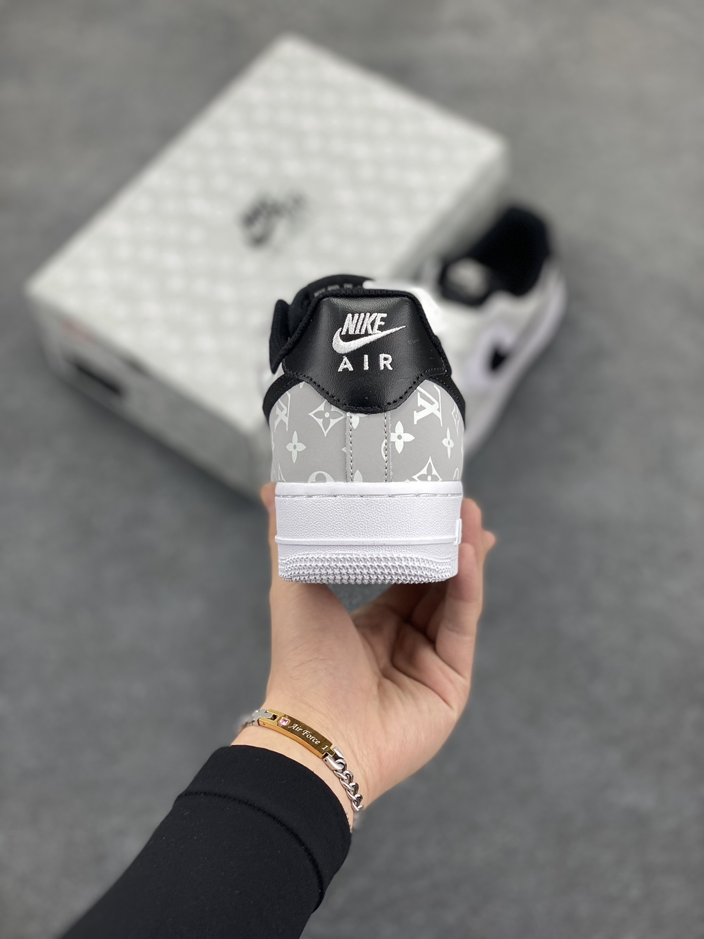 图片[4]-路易威登Louis Vuitton 联名定制 Nike Air Force 1 Low \’07 空军低帮休闲板鞋 头成皮料 定制LV鞋盒 鞋身夜光加持 原楦原纸板 纯正空军版型 内置全掌气垫 货号：BQ8988-108 尺码：36 36.5 37.5 38 38.5 39 40 40.5 41 42 42.5 43 44 44.5 45-选品中心