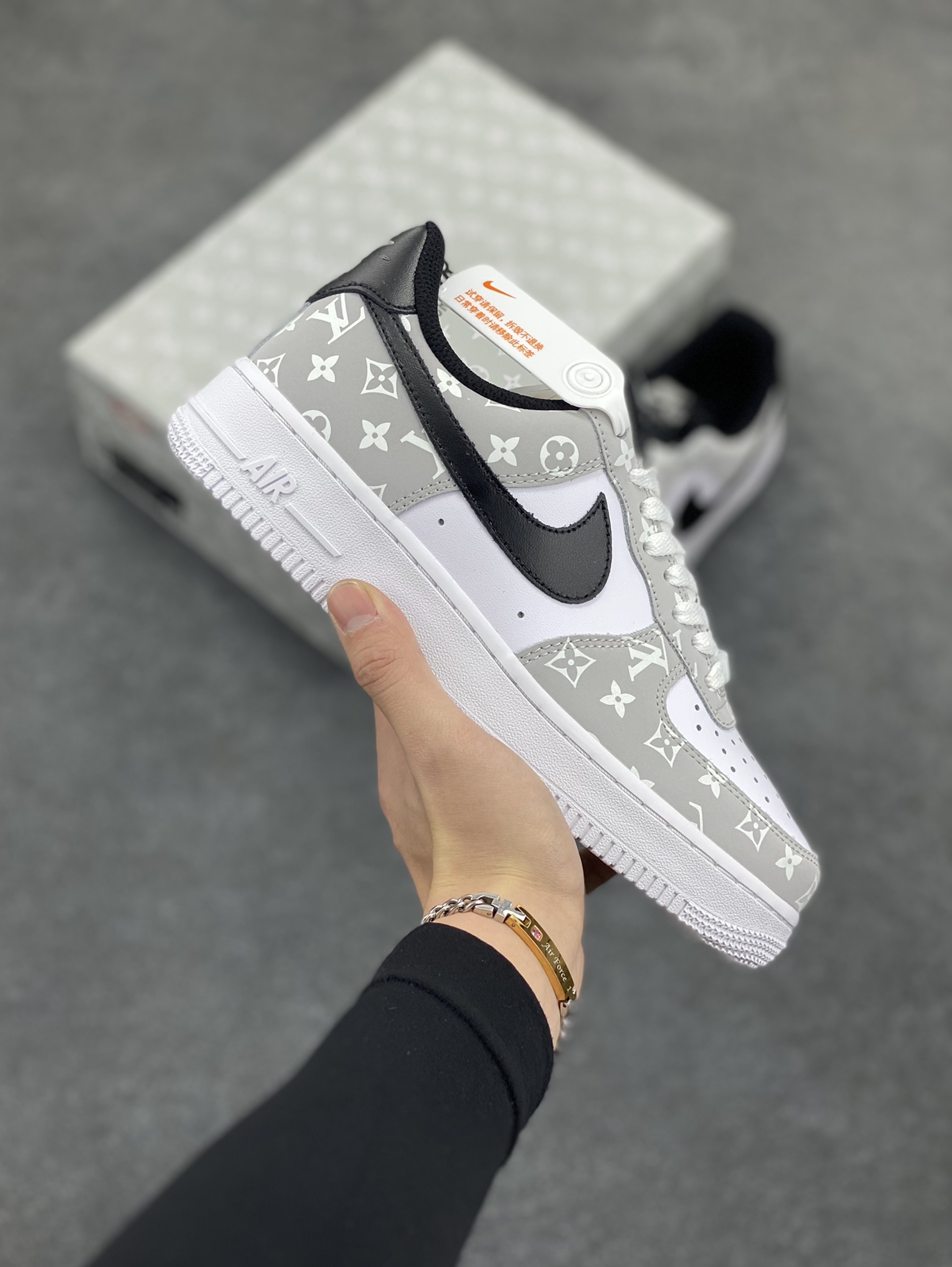 路易威登Louis Vuitton 联名定制 Nike Air Force 1 Low \'07 空军低帮休闲板鞋 头成皮料 定制LV鞋盒 鞋身夜光加持 原楦原纸板 纯正空军版型 内置全掌气垫 货号：BQ8988-108 尺码：36 36.5 37.5 38 38.5 39 40 40.5 41 42 42.5 43 44 44.5 45-选品中心