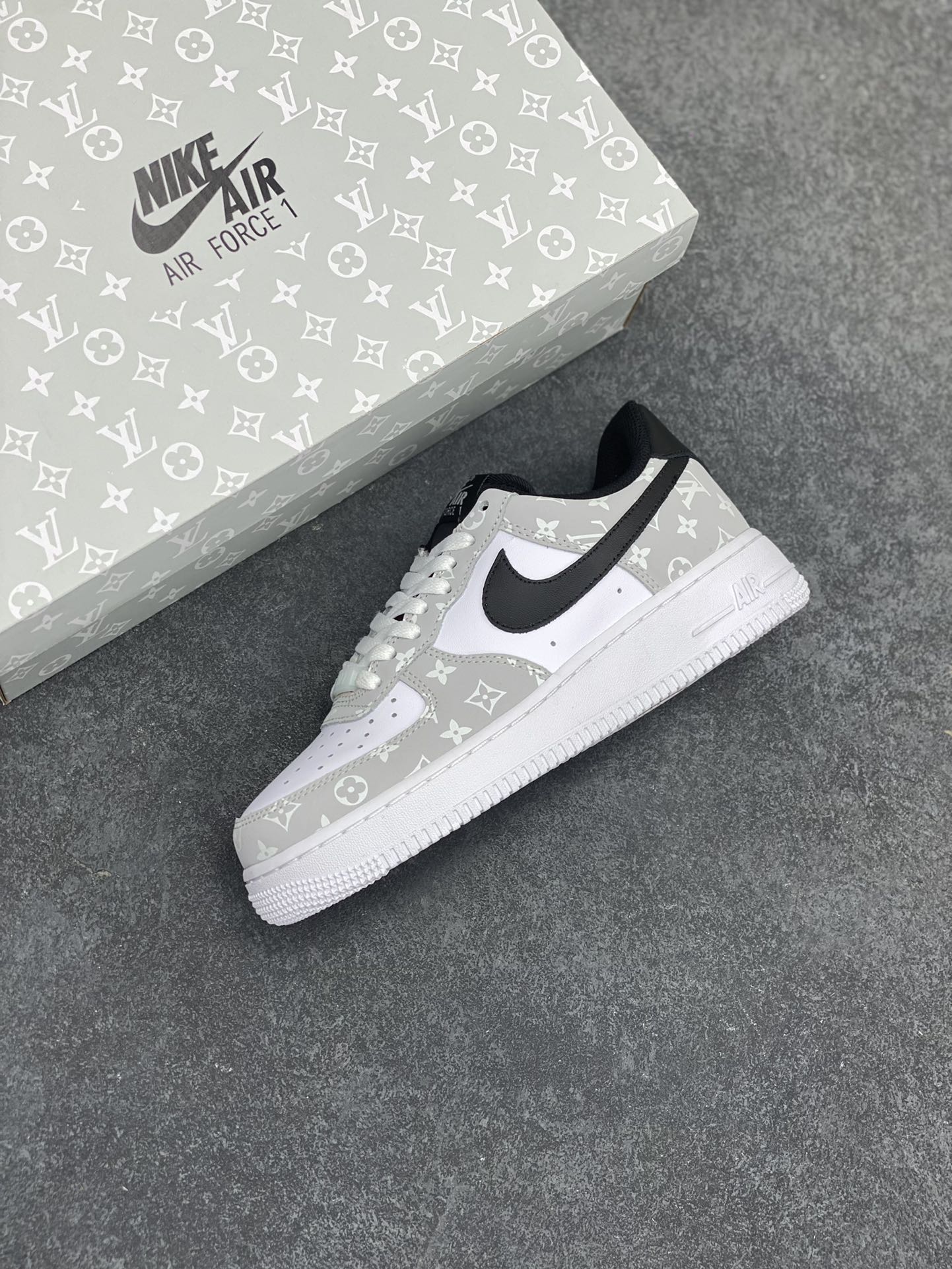 图片[7]-路易威登Louis Vuitton 联名定制 Nike Air Force 1 Low \’07 空军低帮休闲板鞋 头成皮料 定制LV鞋盒 鞋身夜光加持 原楦原纸板 纯正空军版型 内置全掌气垫 货号：BQ8988-108 尺码：36 36.5 37.5 38 38.5 39 40 40.5 41 42 42.5 43 44 44.5 45-选品中心