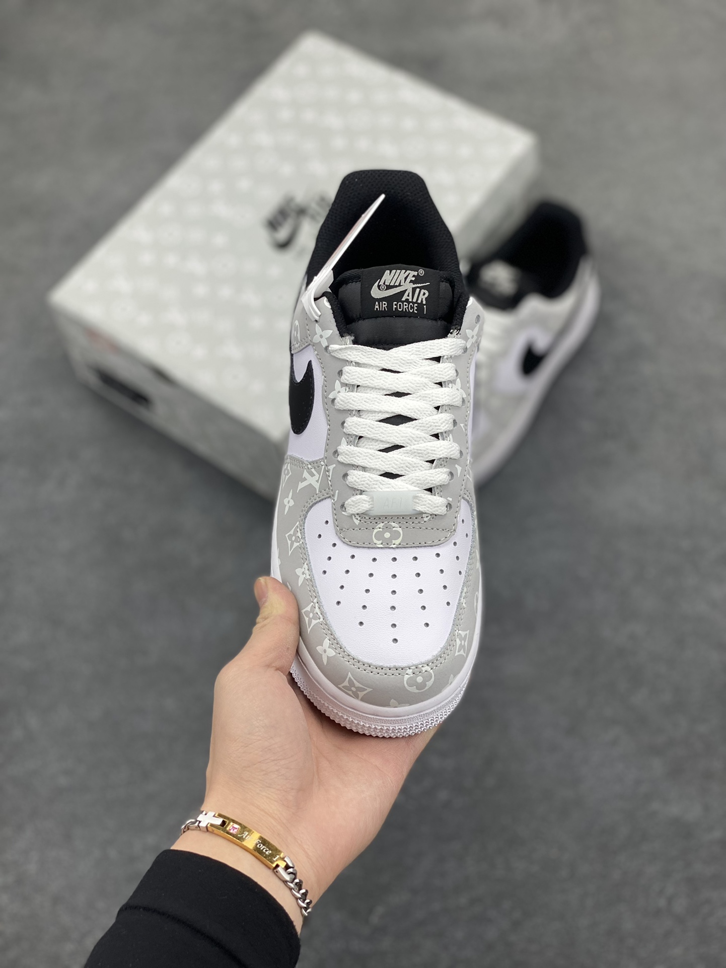图片[2]-路易威登Louis Vuitton 联名定制 Nike Air Force 1 Low \’07 空军低帮休闲板鞋 头成皮料 定制LV鞋盒 鞋身夜光加持 原楦原纸板 纯正空军版型 内置全掌气垫 货号：BQ8988-108 尺码：36 36.5 37.5 38 38.5 39 40 40.5 41 42 42.5 43 44 44.5 45-选品中心