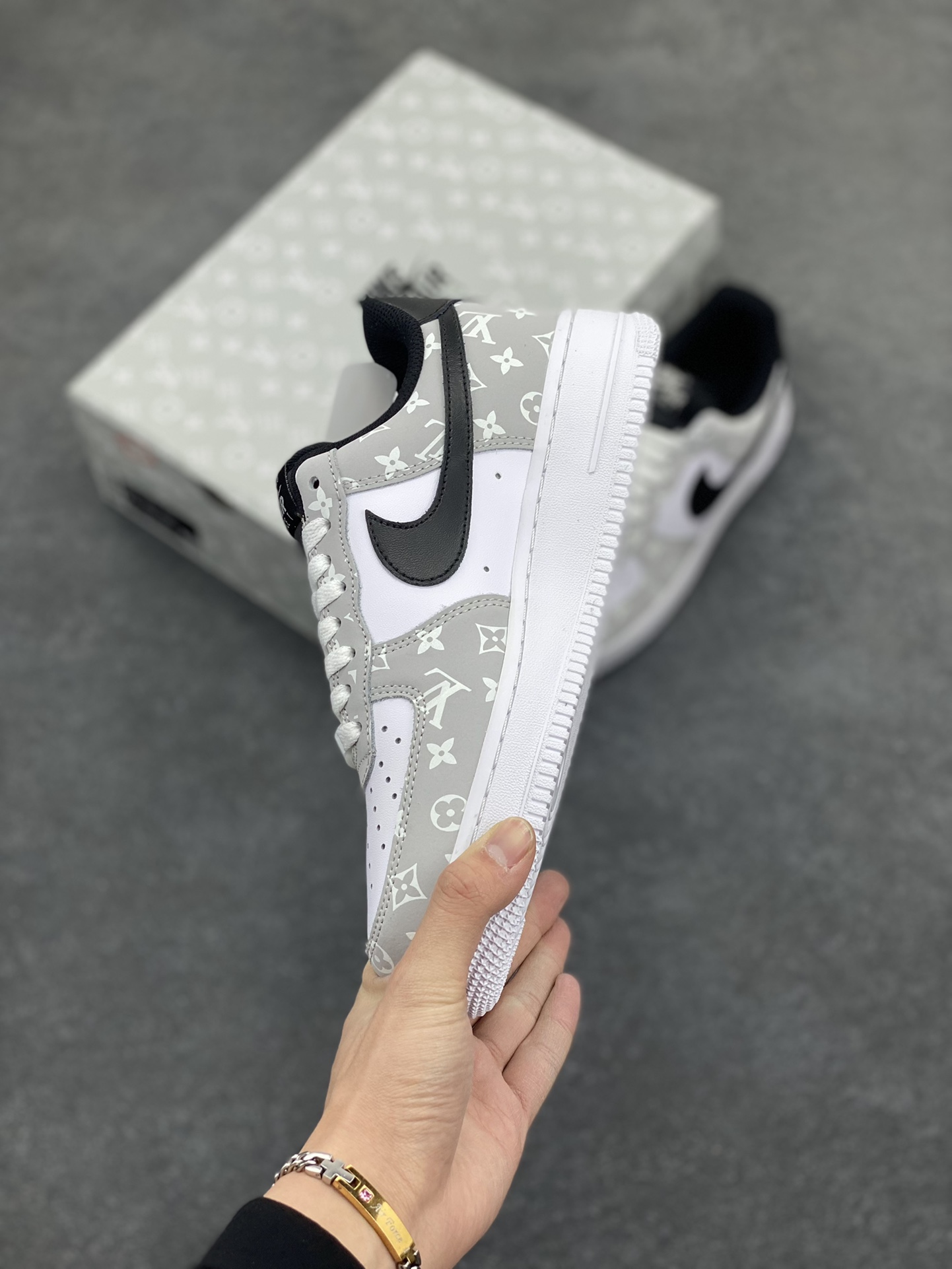 图片[3]-路易威登Louis Vuitton 联名定制 Nike Air Force 1 Low \’07 空军低帮休闲板鞋 头成皮料 定制LV鞋盒 鞋身夜光加持 原楦原纸板 纯正空军版型 内置全掌气垫 货号：BQ8988-108 尺码：36 36.5 37.5 38 38.5 39 40 40.5 41 42 42.5 43 44 44.5 45-选品中心