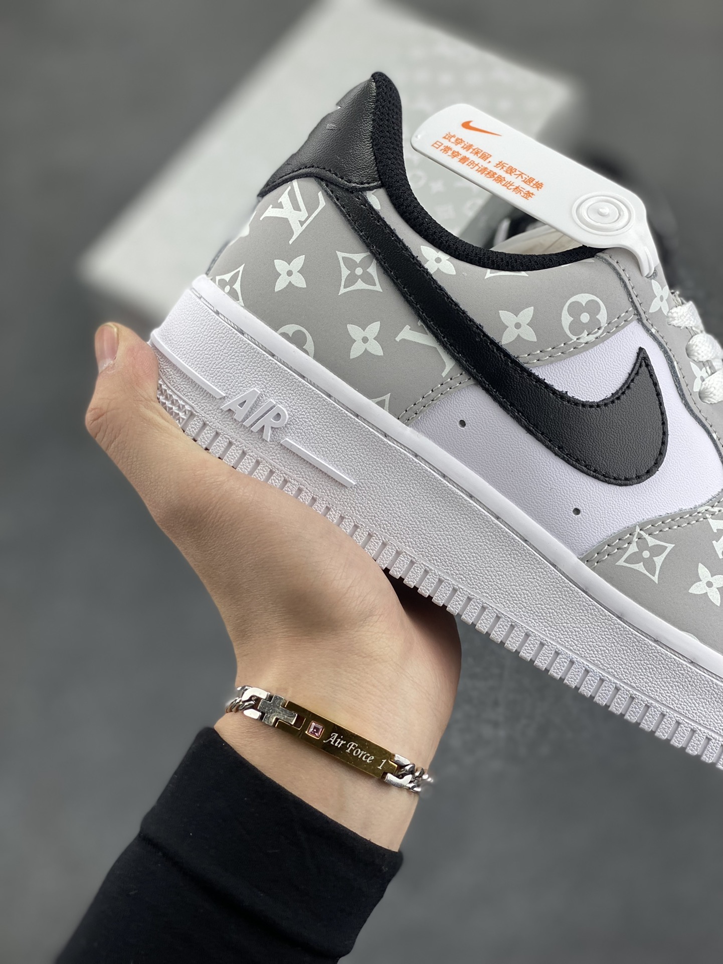 图片[6]-路易威登Louis Vuitton 联名定制 Nike Air Force 1 Low \’07 空军低帮休闲板鞋 头成皮料 定制LV鞋盒 鞋身夜光加持 原楦原纸板 纯正空军版型 内置全掌气垫 货号：BQ8988-108 尺码：36 36.5 37.5 38 38.5 39 40 40.5 41 42 42.5 43 44 44.5 45-选品中心