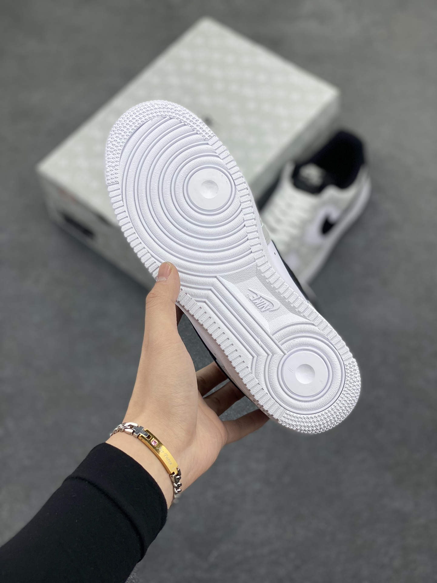 图片[5]-路易威登Louis Vuitton 联名定制 Nike Air Force 1 Low \’07 空军低帮休闲板鞋 头成皮料 定制LV鞋盒 鞋身夜光加持 原楦原纸板 纯正空军版型 内置全掌气垫 货号：BQ8988-108 尺码：36 36.5 37.5 38 38.5 39 40 40.5 41 42 42.5 43 44 44.5 45-选品中心
