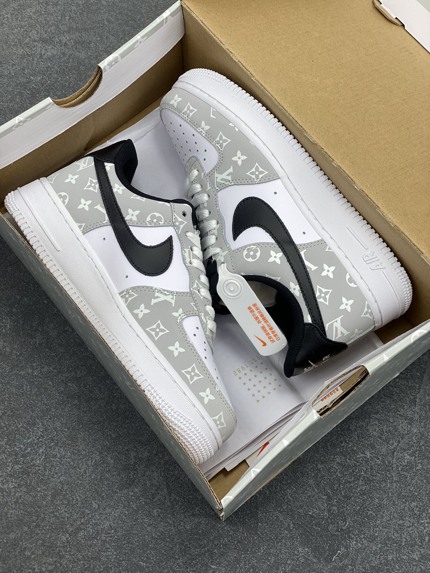 图片[9]-路易威登Louis Vuitton 联名定制 Nike Air Force 1 Low \’07 空军低帮休闲板鞋 头成皮料 定制LV鞋盒 鞋身夜光加持 原楦原纸板 纯正空军版型 内置全掌气垫 货号：BQ8988-108 尺码：36 36.5 37.5 38 38.5 39 40 40.5 41 42 42.5 43 44 44.5 45-选品中心