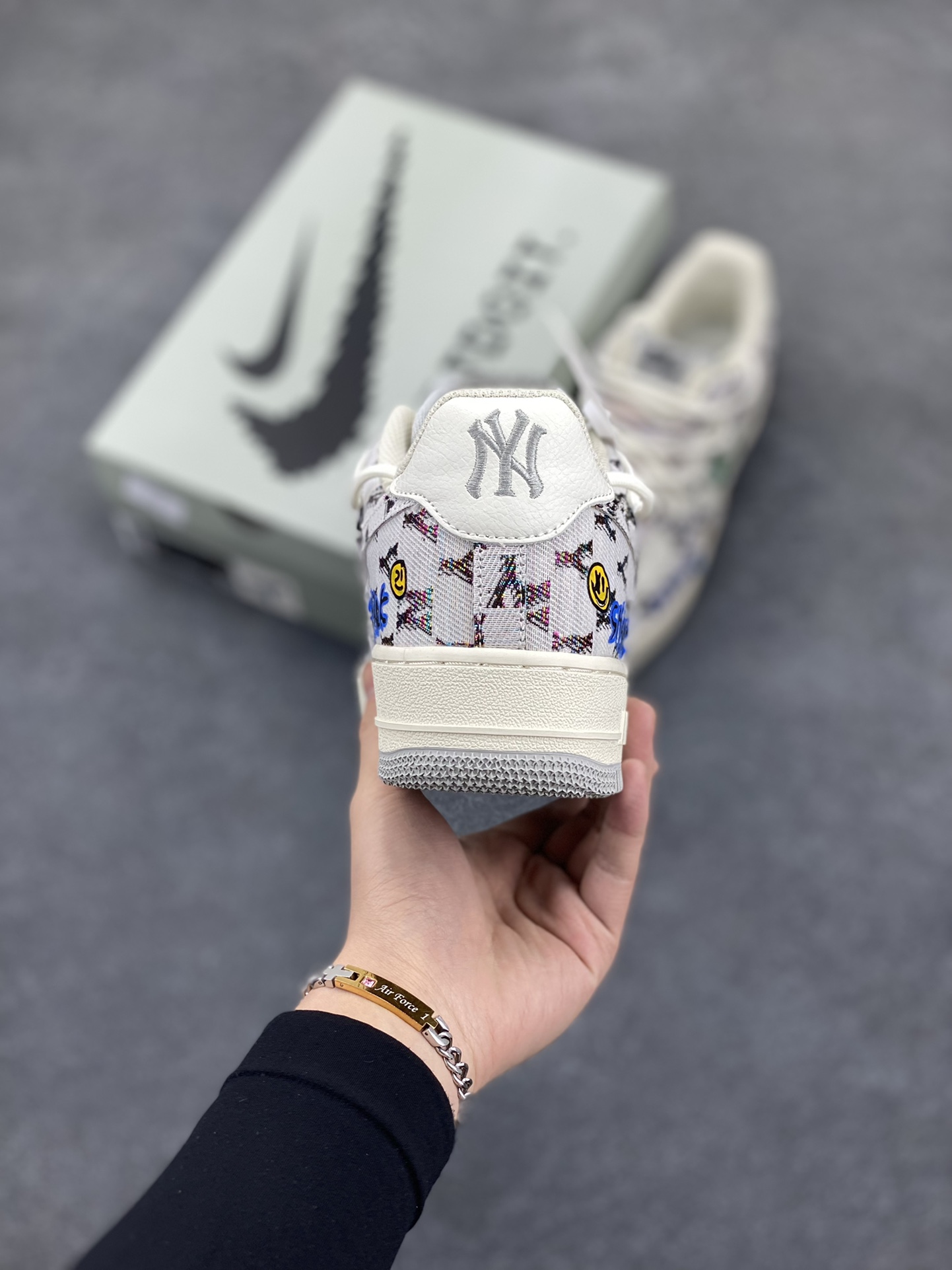图片[4]-Nike Air Force 1 Low “Hip hop MLB” “嘻哈MLB”空军一号低帮休闲运动绑带板鞋 MLB棒球联盟堪称嘻哈风格的经典标志。它标志性的大尺寸帽檐，有着绝佳的修饰脸型效果，无论是说唱歌手激情开唱，还是潮人出街凹造型，都少不了它的身影。帽身上简洁有力的球队字母Logo，从纽约洋基队的“NY”，到洛杉矶道奇队的“LA”，辨识度极高，自带一种酷劲儿，和嘻哈文化里追求个性、彰显态度的内核完美契合。 货号：BD0077-333 尺码：36 36.5 37.5 38 38.5 39 40 40.5 41 42 42.5 43 44 44.5 45-选品中心