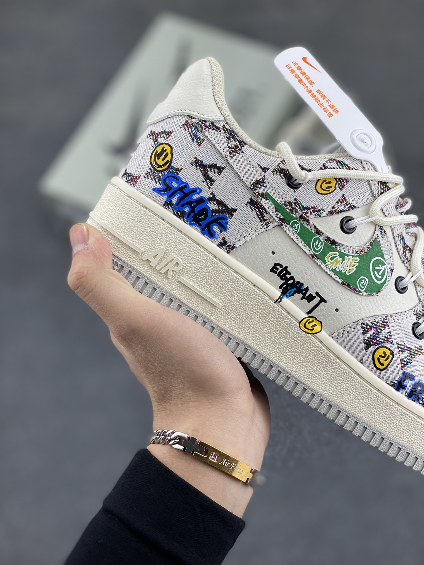 图片[6]-Nike Air Force 1 Low “Hip hop MLB” “嘻哈MLB”空军一号低帮休闲运动绑带板鞋 MLB棒球联盟堪称嘻哈风格的经典标志。它标志性的大尺寸帽檐，有着绝佳的修饰脸型效果，无论是说唱歌手激情开唱，还是潮人出街凹造型，都少不了它的身影。帽身上简洁有力的球队字母Logo，从纽约洋基队的“NY”，到洛杉矶道奇队的“LA”，辨识度极高，自带一种酷劲儿，和嘻哈文化里追求个性、彰显态度的内核完美契合。 货号：BD0077-333 尺码：36 36.5 37.5 38 38.5 39 40 40.5 41 42 42.5 43 44 44.5 45-选品中心