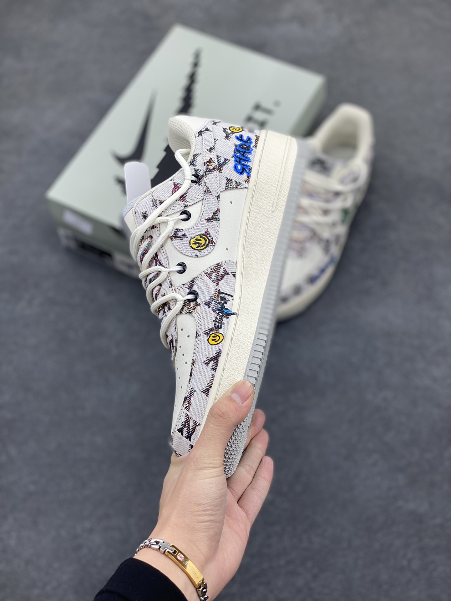 图片[3]-Nike Air Force 1 Low “Hip hop MLB” “嘻哈MLB”空军一号低帮休闲运动绑带板鞋 MLB棒球联盟堪称嘻哈风格的经典标志。它标志性的大尺寸帽檐，有着绝佳的修饰脸型效果，无论是说唱歌手激情开唱，还是潮人出街凹造型，都少不了它的身影。帽身上简洁有力的球队字母Logo，从纽约洋基队的“NY”，到洛杉矶道奇队的“LA”，辨识度极高，自带一种酷劲儿，和嘻哈文化里追求个性、彰显态度的内核完美契合。 货号：BD0077-333 尺码：36 36.5 37.5 38 38.5 39 40 40.5 41 42 42.5 43 44 44.5 45-选品中心