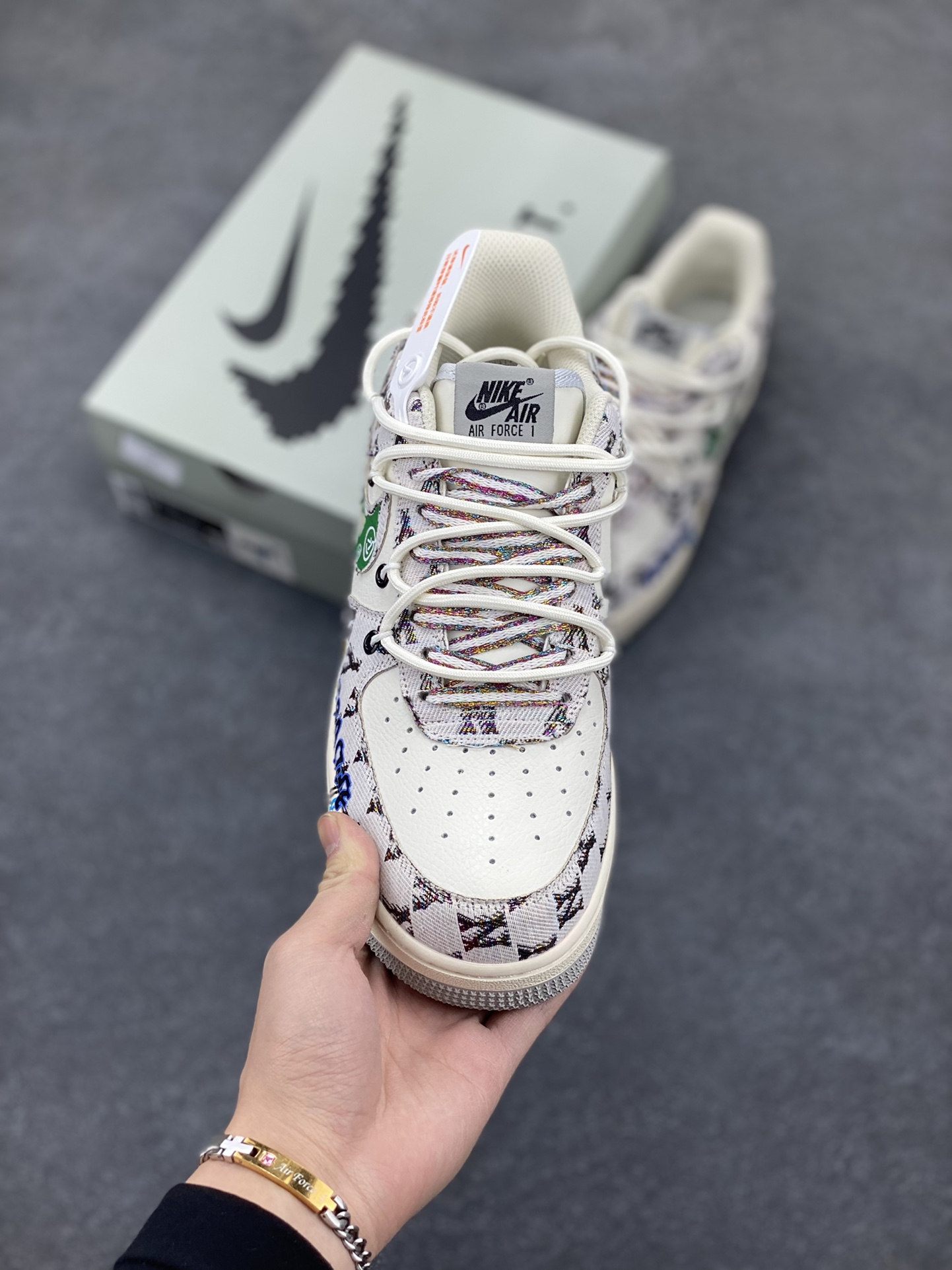 图片[2]-Nike Air Force 1 Low “Hip hop MLB” “嘻哈MLB”空军一号低帮休闲运动绑带板鞋 MLB棒球联盟堪称嘻哈风格的经典标志。它标志性的大尺寸帽檐，有着绝佳的修饰脸型效果，无论是说唱歌手激情开唱，还是潮人出街凹造型，都少不了它的身影。帽身上简洁有力的球队字母Logo，从纽约洋基队的“NY”，到洛杉矶道奇队的“LA”，辨识度极高，自带一种酷劲儿，和嘻哈文化里追求个性、彰显态度的内核完美契合。 货号：BD0077-333 尺码：36 36.5 37.5 38 38.5 39 40 40.5 41 42 42.5 43 44 44.5 45-选品中心