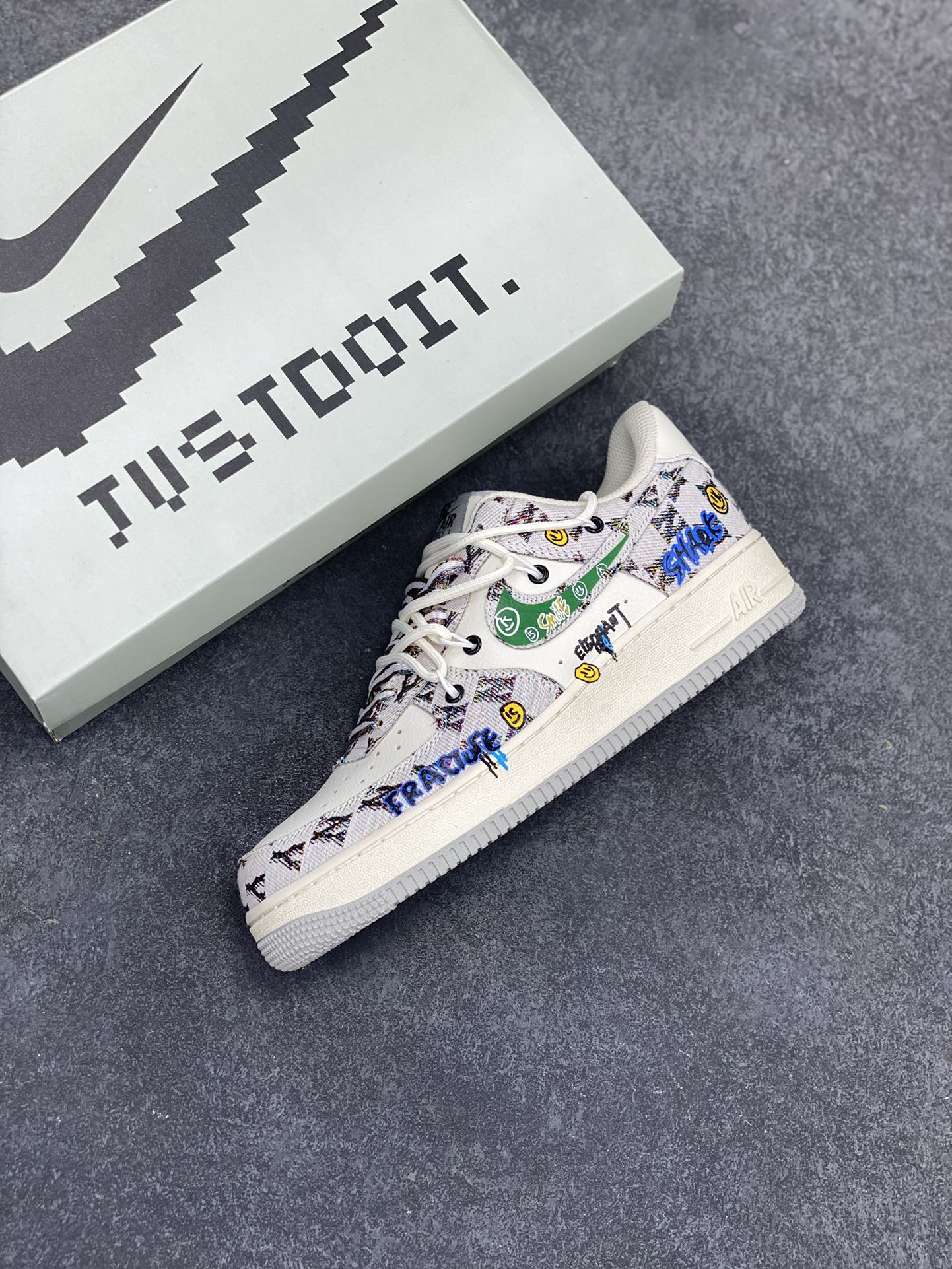 图片[7]-Nike Air Force 1 Low “Hip hop MLB” “嘻哈MLB”空军一号低帮休闲运动绑带板鞋 MLB棒球联盟堪称嘻哈风格的经典标志。它标志性的大尺寸帽檐，有着绝佳的修饰脸型效果，无论是说唱歌手激情开唱，还是潮人出街凹造型，都少不了它的身影。帽身上简洁有力的球队字母Logo，从纽约洋基队的“NY”，到洛杉矶道奇队的“LA”，辨识度极高，自带一种酷劲儿，和嘻哈文化里追求个性、彰显态度的内核完美契合。 货号：BD0077-333 尺码：36 36.5 37.5 38 38.5 39 40 40.5 41 42 42.5 43 44 44.5 45-选品中心