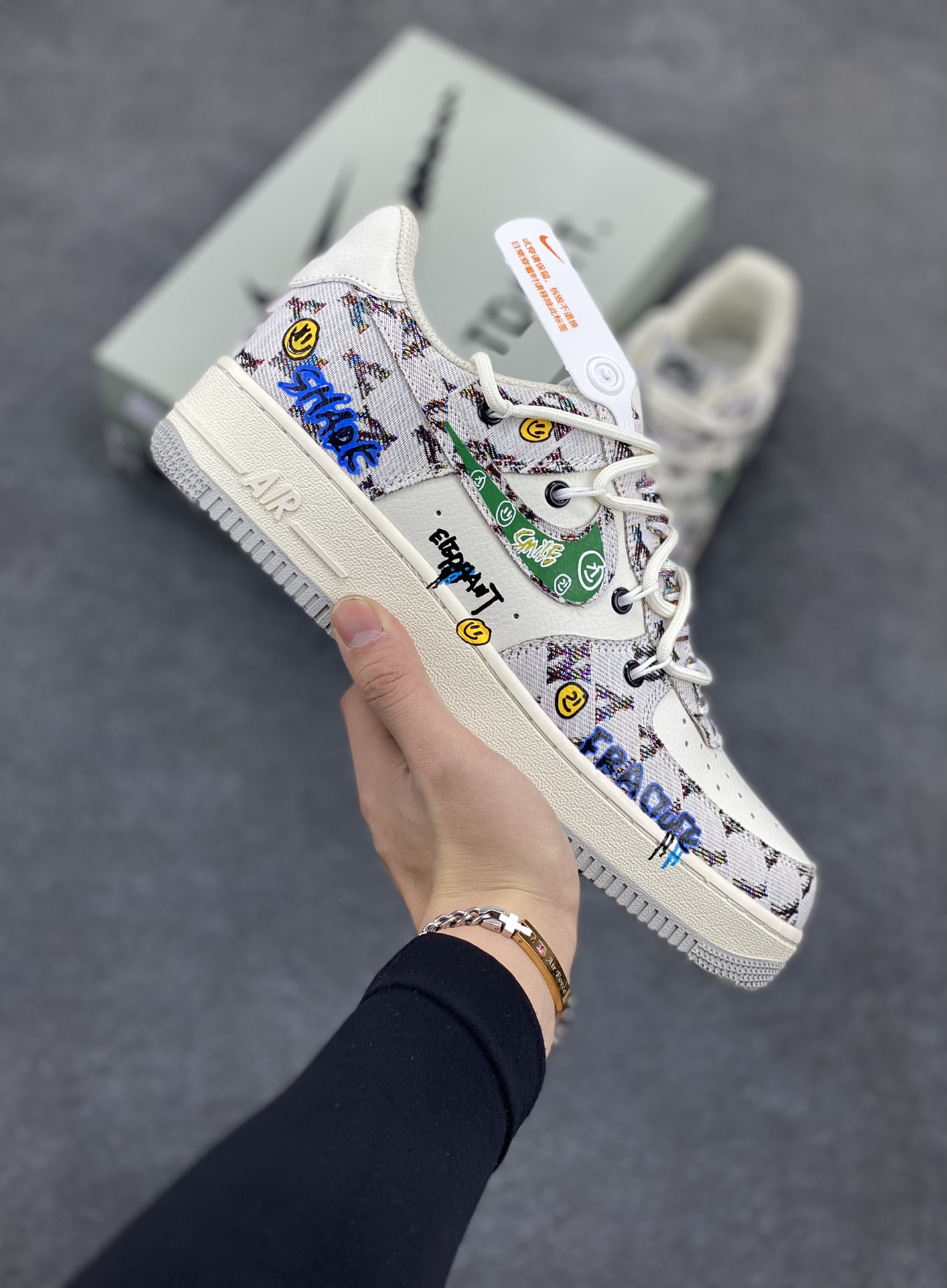Nike Air Force 1 Low “Hip hop MLB” “嘻哈MLB”空军一号低帮休闲运动绑带板鞋 MLB棒球联盟堪称嘻哈风格的经典标志。它标志性的大尺寸帽檐，有着绝佳的修饰脸型效果，无论是说唱歌手激情开唱，还是潮人出街凹造型，都少不了它的身影。帽身上简洁有力的球队字母Logo，从纽约洋基队的“NY”，到洛杉矶道奇队的“LA”，辨识度极高，自带一种酷劲儿，和嘻哈文化里追求个性、彰显态度的内核完美契合。 货号：BD0077-333 尺码：36 36.5 37.5 38 38.5 39 40 40.5 41 42 42.5 43 44 44.5 45-选品中心