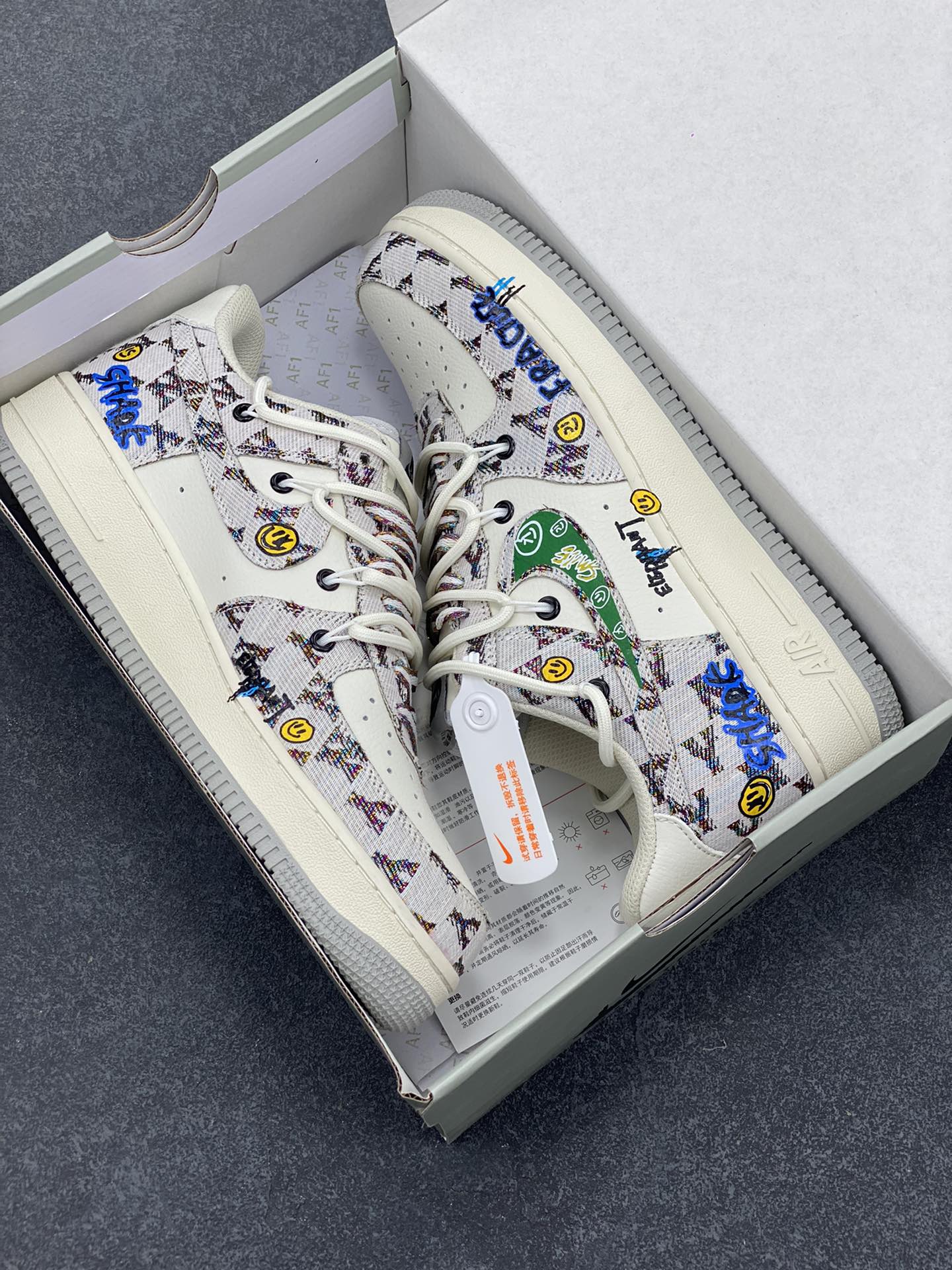 图片[9]-Nike Air Force 1 Low “Hip hop MLB” “嘻哈MLB”空军一号低帮休闲运动绑带板鞋 MLB棒球联盟堪称嘻哈风格的经典标志。它标志性的大尺寸帽檐，有着绝佳的修饰脸型效果，无论是说唱歌手激情开唱，还是潮人出街凹造型，都少不了它的身影。帽身上简洁有力的球队字母Logo，从纽约洋基队的“NY”，到洛杉矶道奇队的“LA”，辨识度极高，自带一种酷劲儿，和嘻哈文化里追求个性、彰显态度的内核完美契合。 货号：BD0077-333 尺码：36 36.5 37.5 38 38.5 39 40 40.5 41 42 42.5 43 44 44.5 45-选品中心