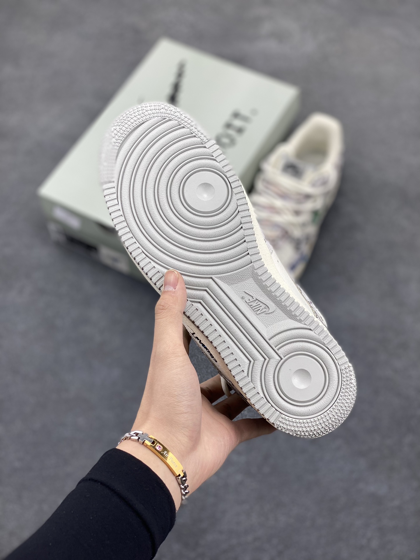 图片[5]-Nike Air Force 1 Low “Hip hop MLB” “嘻哈MLB”空军一号低帮休闲运动绑带板鞋 MLB棒球联盟堪称嘻哈风格的经典标志。它标志性的大尺寸帽檐，有着绝佳的修饰脸型效果，无论是说唱歌手激情开唱，还是潮人出街凹造型，都少不了它的身影。帽身上简洁有力的球队字母Logo，从纽约洋基队的“NY”，到洛杉矶道奇队的“LA”，辨识度极高，自带一种酷劲儿，和嘻哈文化里追求个性、彰显态度的内核完美契合。 货号：BD0077-333 尺码：36 36.5 37.5 38 38.5 39 40 40.5 41 42 42.5 43 44 44.5 45-选品中心