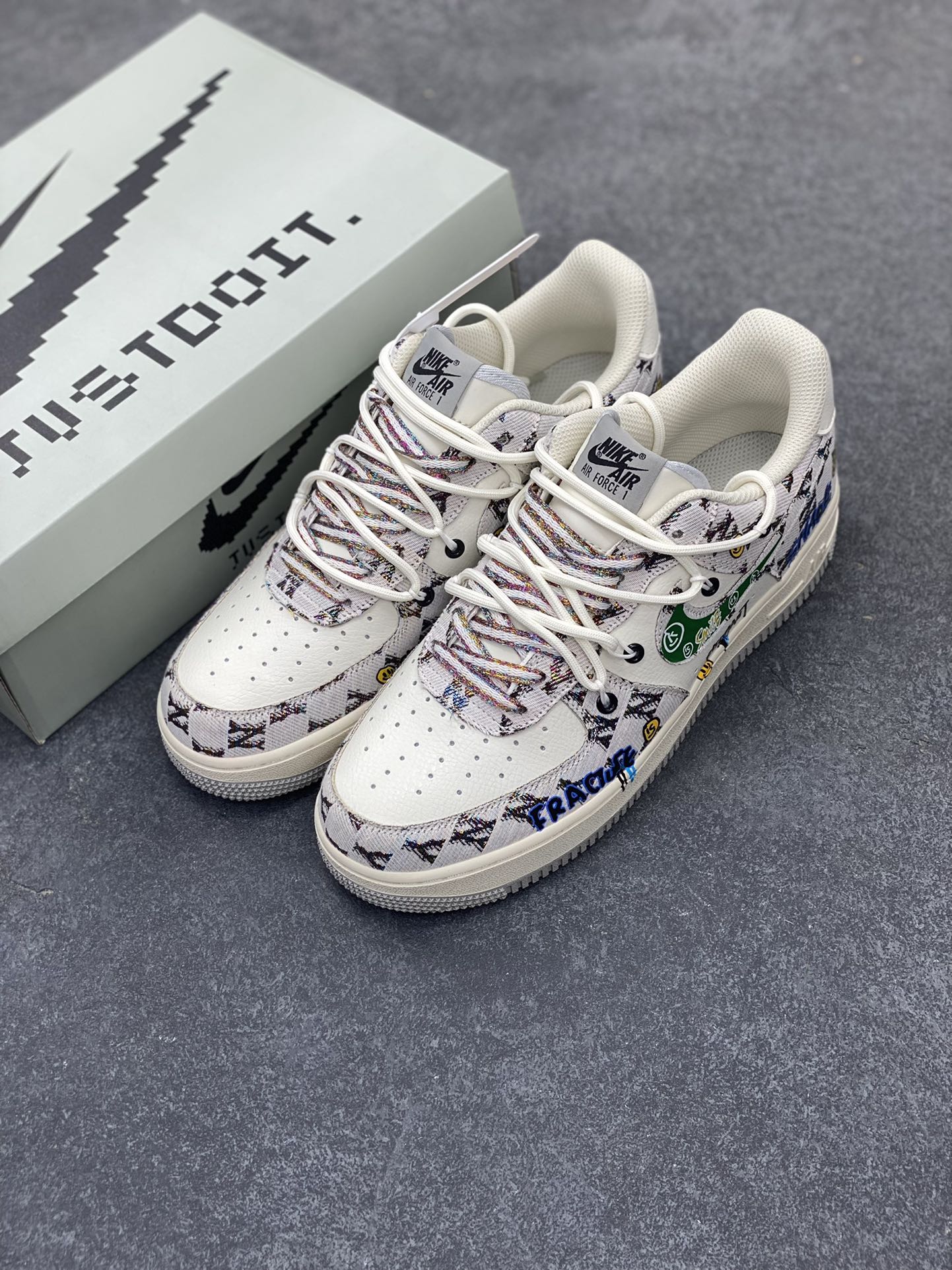 图片[8]-Nike Air Force 1 Low “Hip hop MLB” “嘻哈MLB”空军一号低帮休闲运动绑带板鞋 MLB棒球联盟堪称嘻哈风格的经典标志。它标志性的大尺寸帽檐，有着绝佳的修饰脸型效果，无论是说唱歌手激情开唱，还是潮人出街凹造型，都少不了它的身影。帽身上简洁有力的球队字母Logo，从纽约洋基队的“NY”，到洛杉矶道奇队的“LA”，辨识度极高，自带一种酷劲儿，和嘻哈文化里追求个性、彰显态度的内核完美契合。 货号：BD0077-333 尺码：36 36.5 37.5 38 38.5 39 40 40.5 41 42 42.5 43 44 44.5 45-选品中心