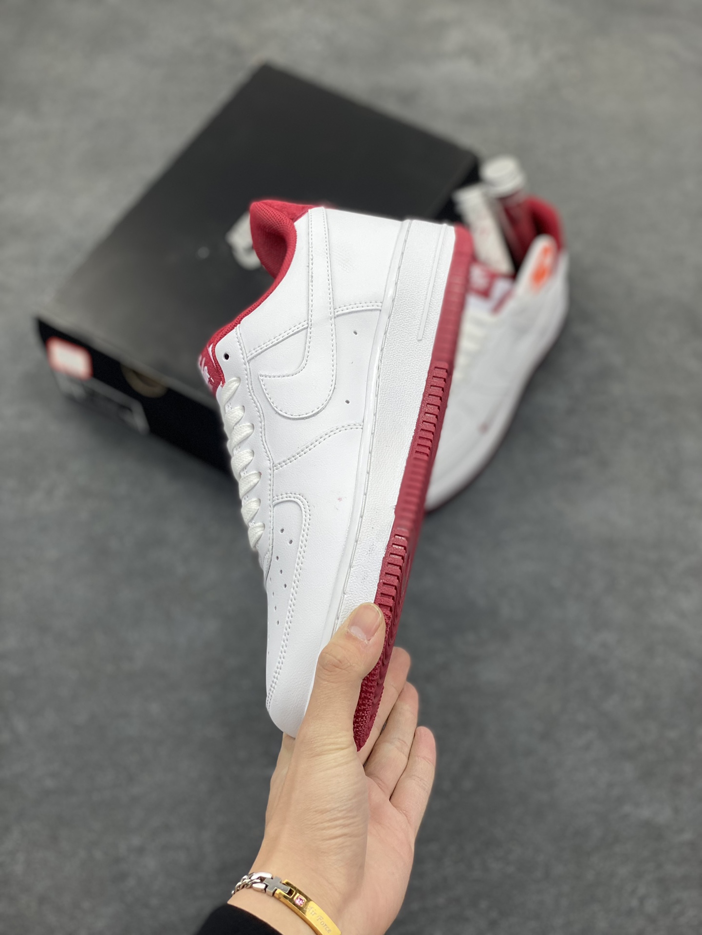 图片[3]-Air Force 1\’ 07 酒红小勾 原楦头原纸板 打造纯正空军版型 专注外贸渠道 全掌内置蜂窝气垫 #原盒配件 原厂中底钢印、拉帮完美 货号：HM9483-100 尺码：35.5 36 36.5 37.5 38 38.5 39 40 40.5 41 42 42.5 43 44 44.5 45-选品中心