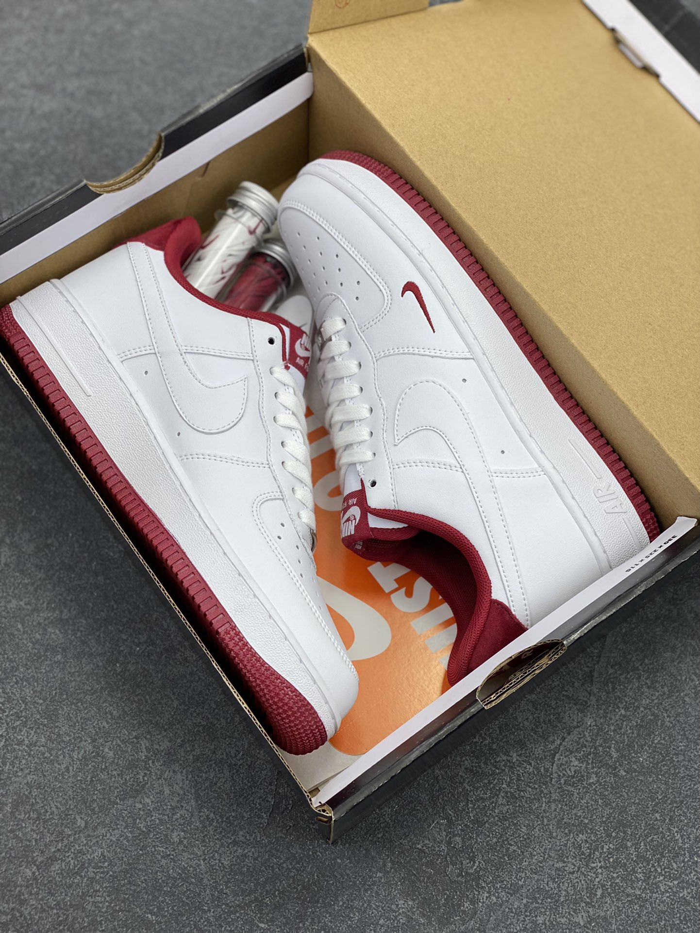 图片[9]-Air Force 1\’ 07 酒红小勾 原楦头原纸板 打造纯正空军版型 专注外贸渠道 全掌内置蜂窝气垫 #原盒配件 原厂中底钢印、拉帮完美 货号：HM9483-100 尺码：35.5 36 36.5 37.5 38 38.5 39 40 40.5 41 42 42.5 43 44 44.5 45-选品中心