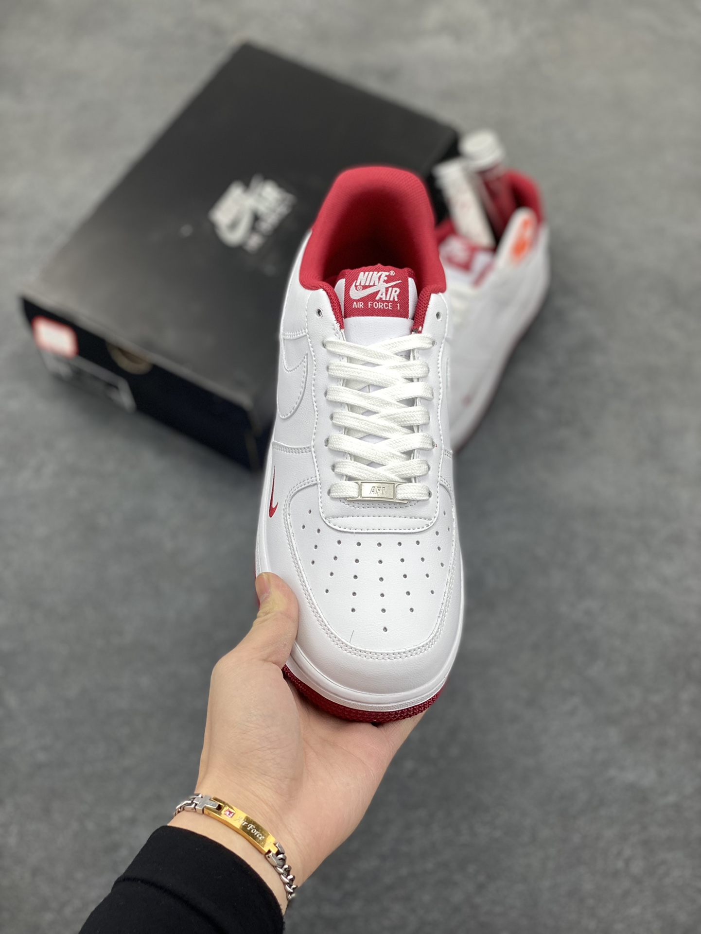 图片[2]-Air Force 1\’ 07 酒红小勾 原楦头原纸板 打造纯正空军版型 专注外贸渠道 全掌内置蜂窝气垫 #原盒配件 原厂中底钢印、拉帮完美 货号：HM9483-100 尺码：35.5 36 36.5 37.5 38 38.5 39 40 40.5 41 42 42.5 43 44 44.5 45-选品中心