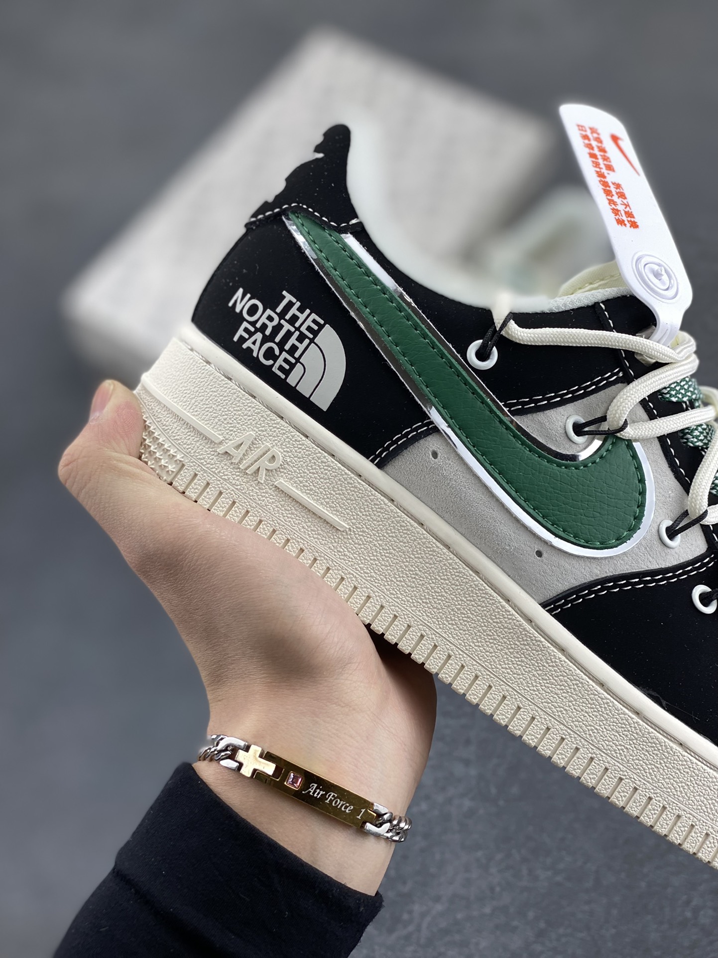 图片[6]-NIke Air Force 1 \’07 Low “北面联名–黑绿抽绳”空军一号 低帮 运动鞋 休闲鞋 折边针车 工艺难度大 原楦头原纸板 原装鞋盒 定制五金配件 内置全掌气垫 原厂鞋底 货号：SJ1198-110 尺码：36 36.5 37.5 38 38.5 39 40 40.5 41 42 42.5 43 44 44.5 45-选品中心