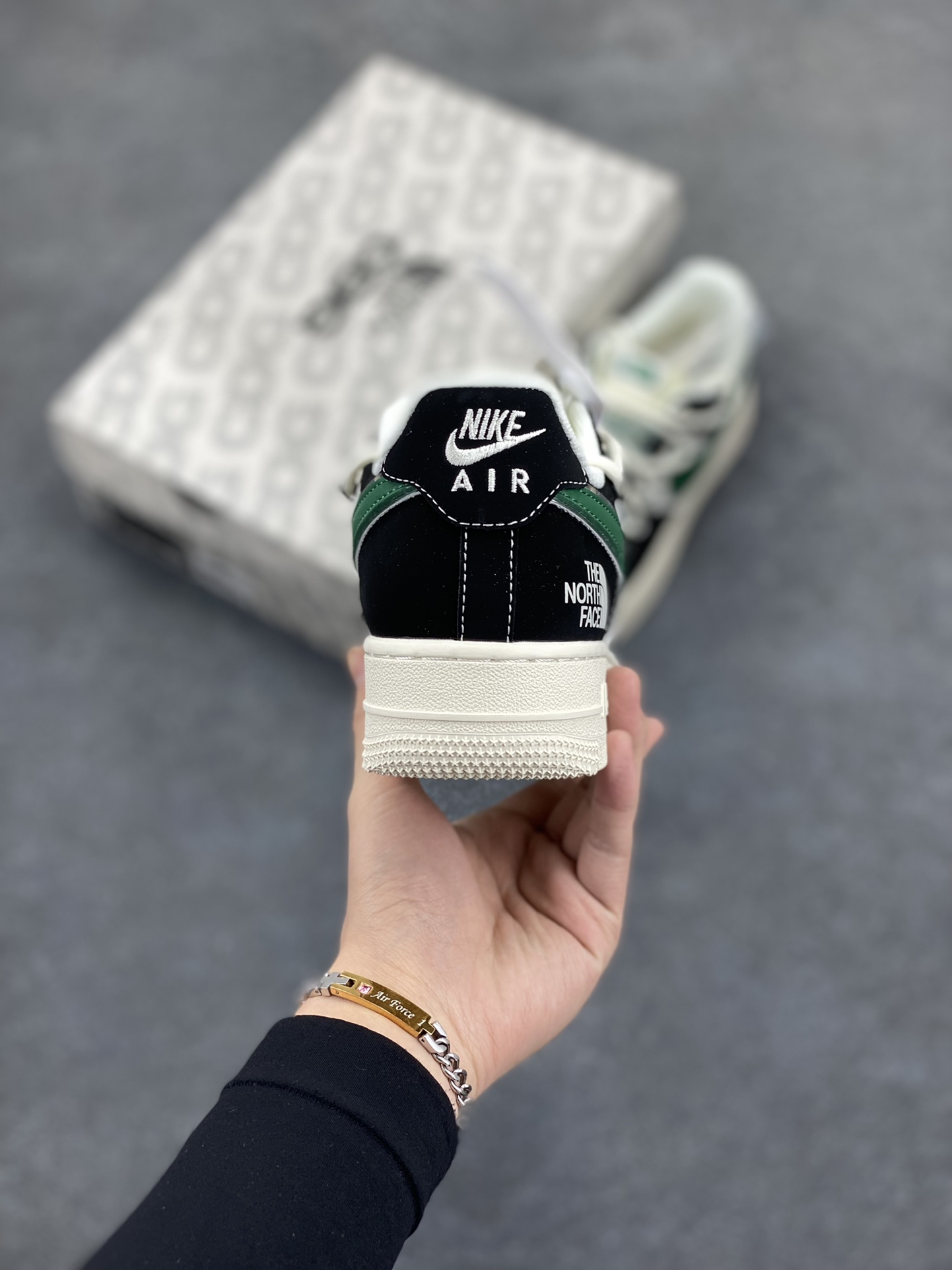 图片[4]-NIke Air Force 1 \’07 Low “北面联名–黑绿抽绳”空军一号 低帮 运动鞋 休闲鞋 折边针车 工艺难度大 原楦头原纸板 原装鞋盒 定制五金配件 内置全掌气垫 原厂鞋底 货号：SJ1198-110 尺码：36 36.5 37.5 38 38.5 39 40 40.5 41 42 42.5 43 44 44.5 45-选品中心