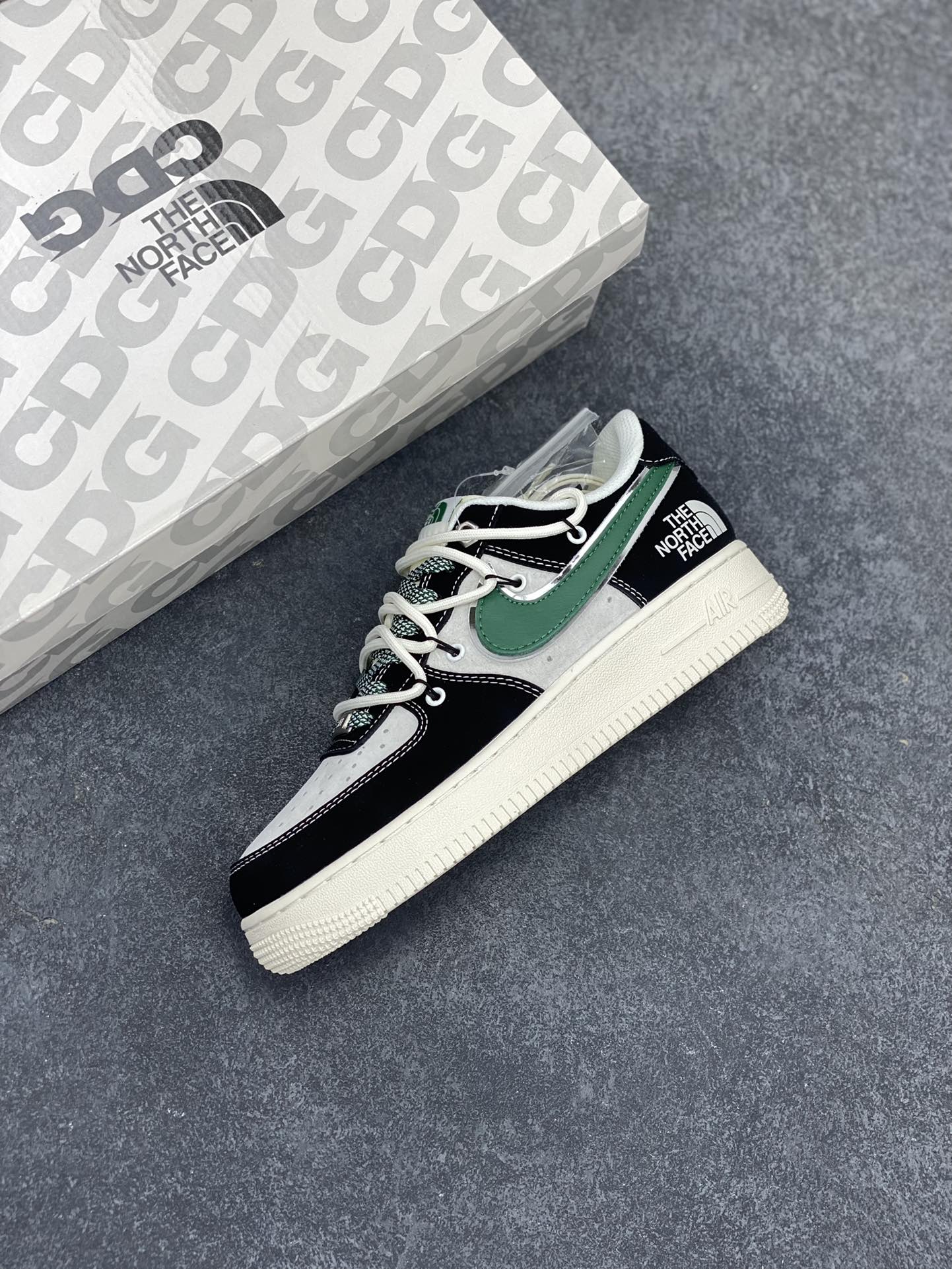 图片[7]-NIke Air Force 1 \’07 Low “北面联名–黑绿抽绳”空军一号 低帮 运动鞋 休闲鞋 折边针车 工艺难度大 原楦头原纸板 原装鞋盒 定制五金配件 内置全掌气垫 原厂鞋底 货号：SJ1198-110 尺码：36 36.5 37.5 38 38.5 39 40 40.5 41 42 42.5 43 44 44.5 45-选品中心