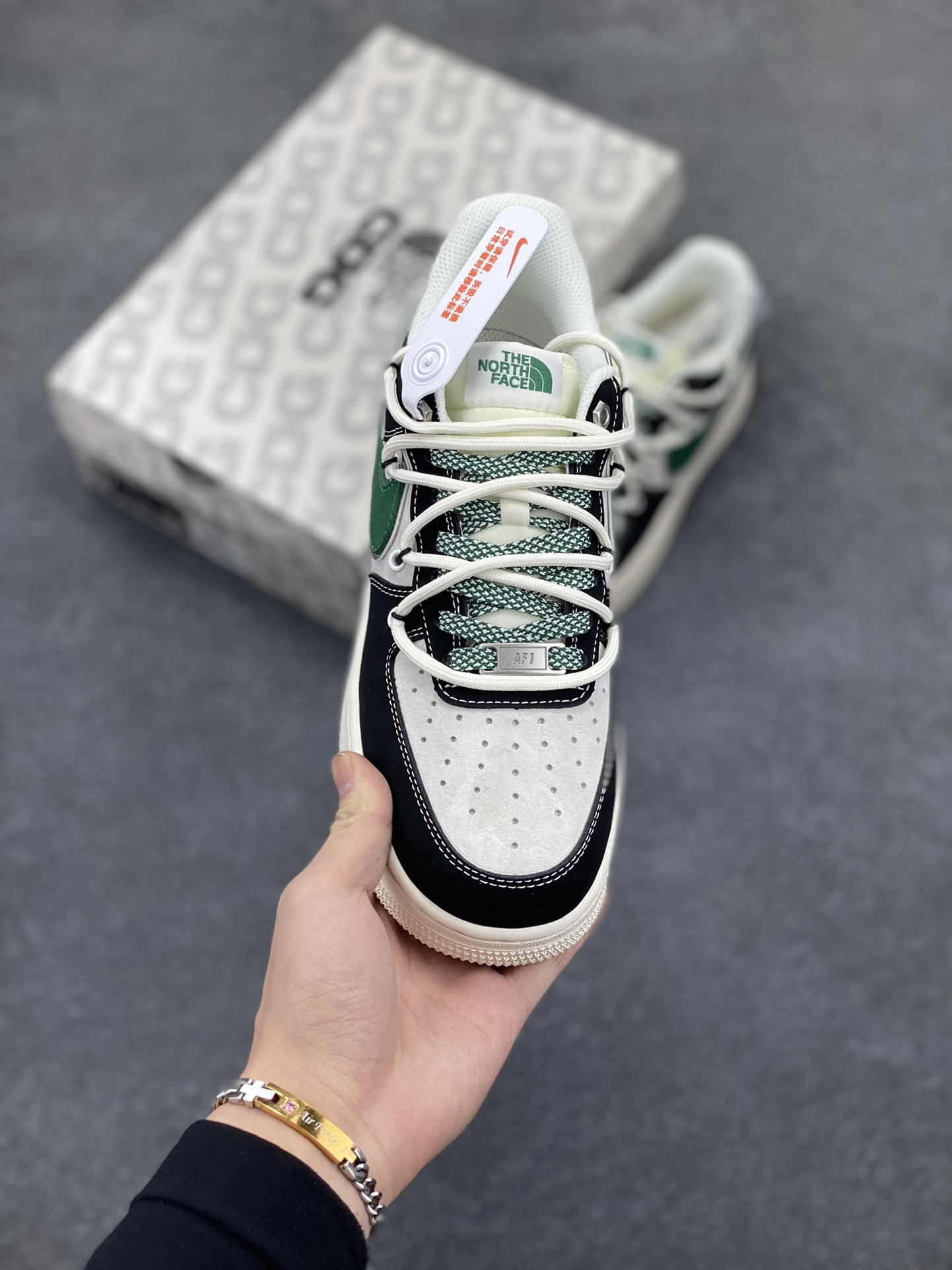 图片[2]-NIke Air Force 1 \’07 Low “北面联名–黑绿抽绳”空军一号 低帮 运动鞋 休闲鞋 折边针车 工艺难度大 原楦头原纸板 原装鞋盒 定制五金配件 内置全掌气垫 原厂鞋底 货号：SJ1198-110 尺码：36 36.5 37.5 38 38.5 39 40 40.5 41 42 42.5 43 44 44.5 45-选品中心