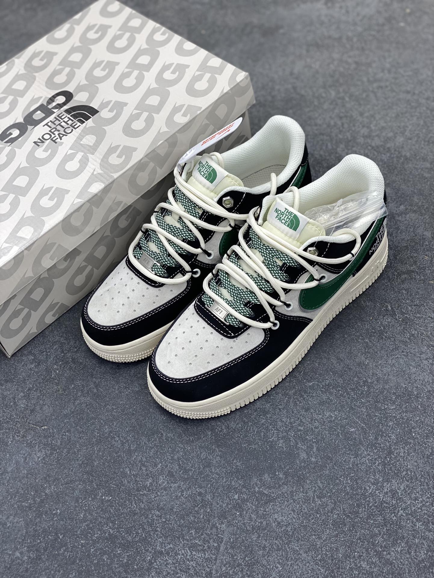 图片[8]-NIke Air Force 1 \’07 Low “北面联名–黑绿抽绳”空军一号 低帮 运动鞋 休闲鞋 折边针车 工艺难度大 原楦头原纸板 原装鞋盒 定制五金配件 内置全掌气垫 原厂鞋底 货号：SJ1198-110 尺码：36 36.5 37.5 38 38.5 39 40 40.5 41 42 42.5 43 44 44.5 45-选品中心