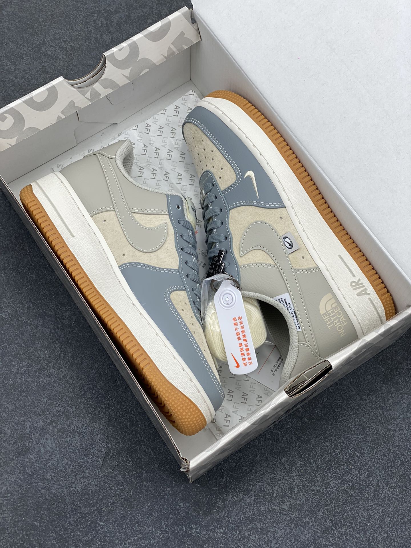 图片[9]-NIke Air Force 1 \’07 Low “北面联名–浅蓝生胶”空军一号 低帮 运动鞋 休闲鞋 折边针车 工艺难度大 原楦头原纸板 原装鞋盒 定制五金配件 内置全掌气垫 原厂鞋底 货号：DM6688-022 尺码：36 36.5 37.5 38 38.5 39 40 40.5 41 42 42.5 43 44 44.5 45-选品中心