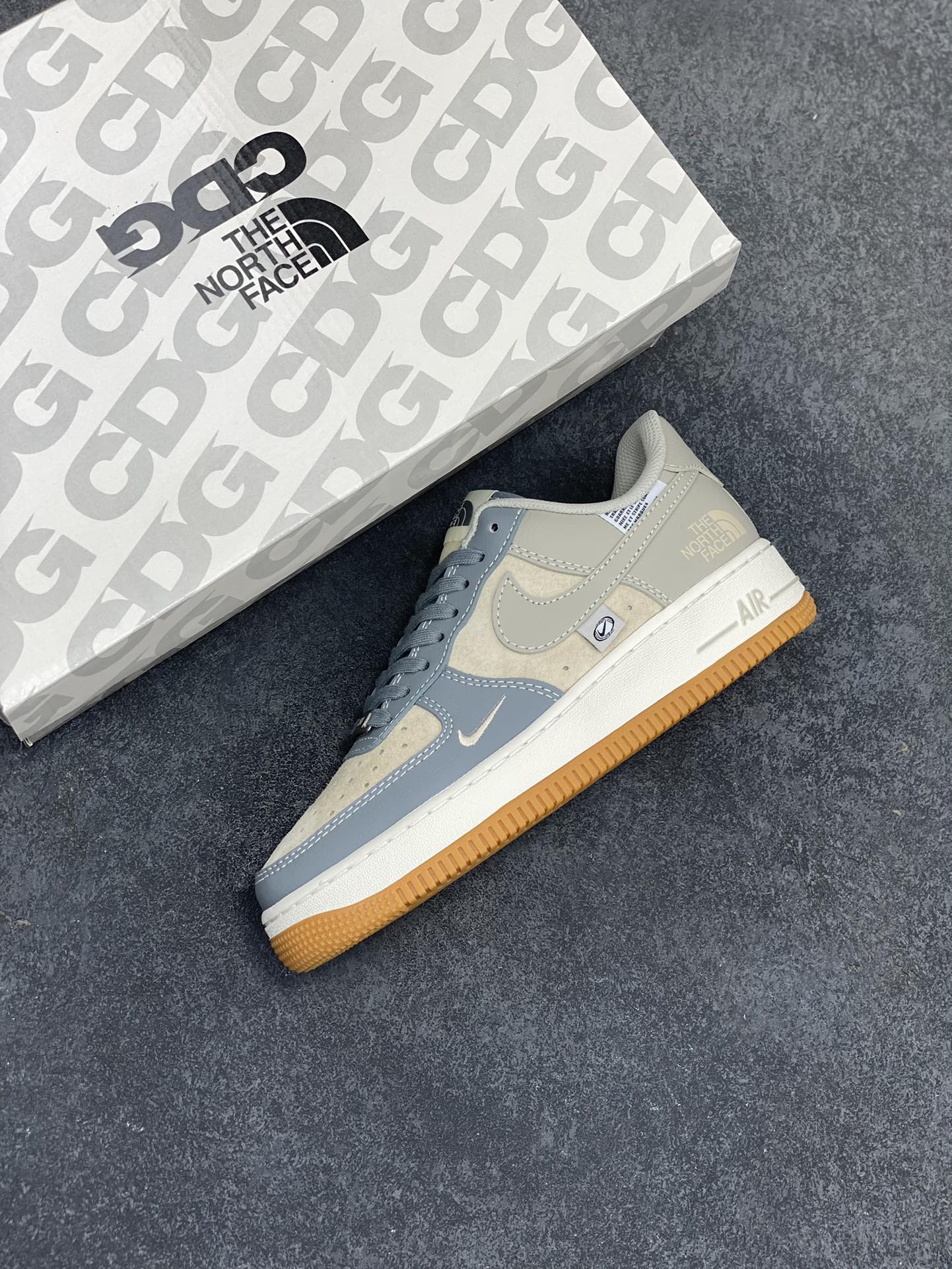 图片[7]-NIke Air Force 1 \’07 Low “北面联名–浅蓝生胶”空军一号 低帮 运动鞋 休闲鞋 折边针车 工艺难度大 原楦头原纸板 原装鞋盒 定制五金配件 内置全掌气垫 原厂鞋底 货号：DM6688-022 尺码：36 36.5 37.5 38 38.5 39 40 40.5 41 42 42.5 43 44 44.5 45-选品中心
