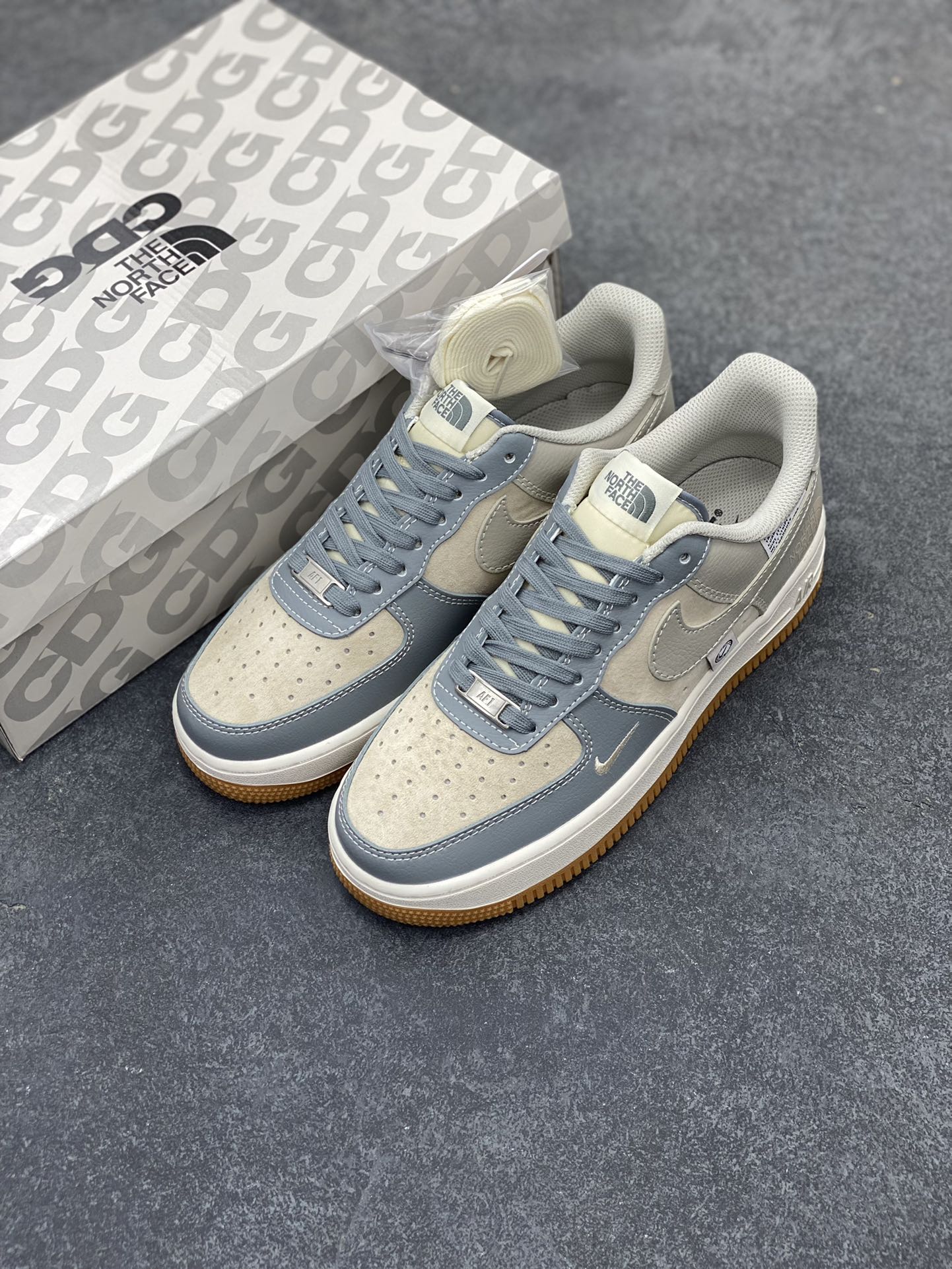 图片[8]-NIke Air Force 1 \’07 Low “北面联名–浅蓝生胶”空军一号 低帮 运动鞋 休闲鞋 折边针车 工艺难度大 原楦头原纸板 原装鞋盒 定制五金配件 内置全掌气垫 原厂鞋底 货号：DM6688-022 尺码：36 36.5 37.5 38 38.5 39 40 40.5 41 42 42.5 43 44 44.5 45-选品中心