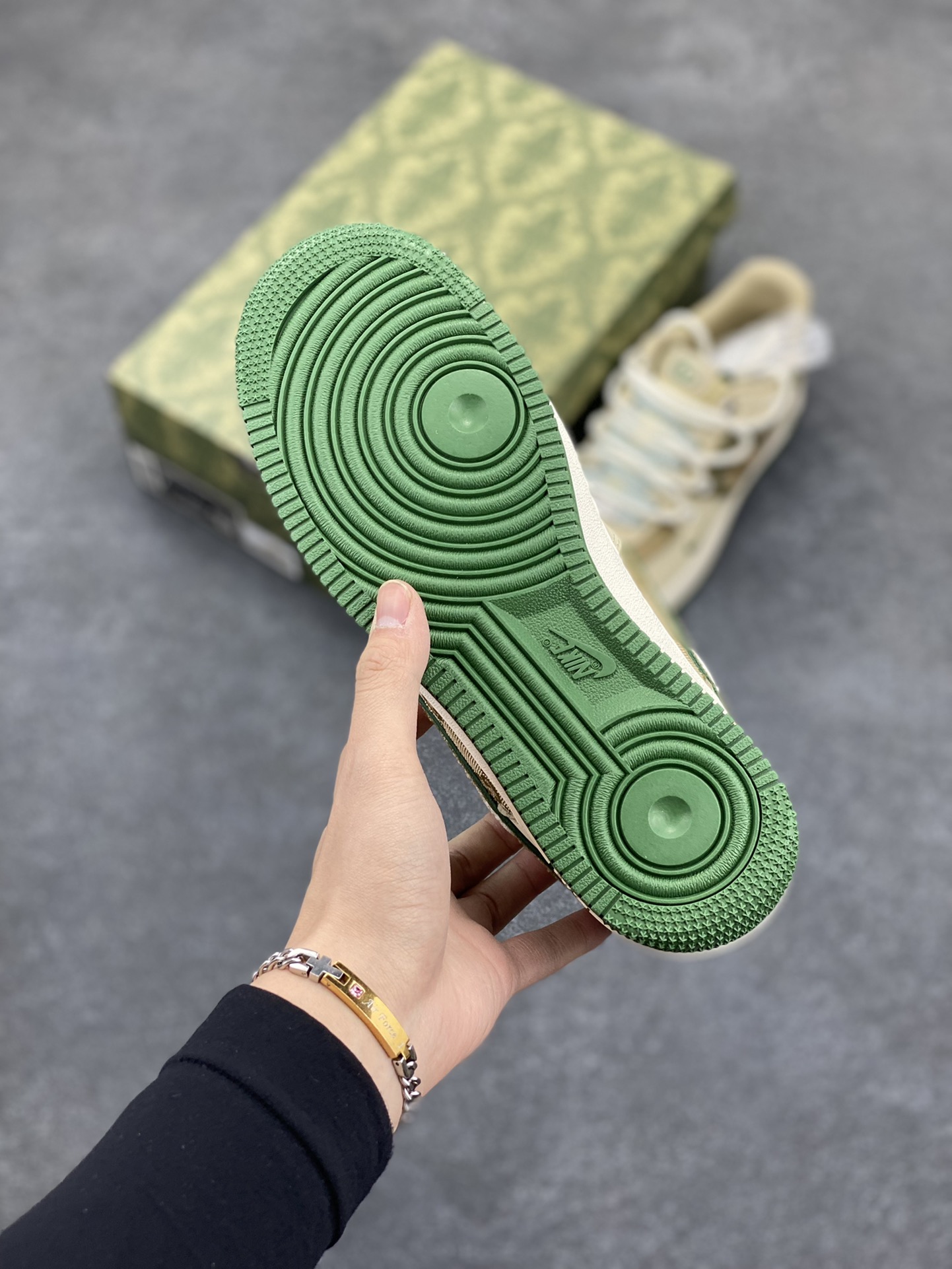 图片[5]-NIke Air Force 1 \’07 Low “古驰联名–本色抽绳”空军一号 低帮 运动鞋 休闲鞋 折边针车 工艺难度大 原楦头原纸板 原装鞋盒 定制五金配件 内置全掌气垫 原厂鞋底 货号：SJ1198-102 尺码：36 36.5 37.5 38 38.5 39 40 40.5 41 42 42.5 43 44 44.5 45-选品中心