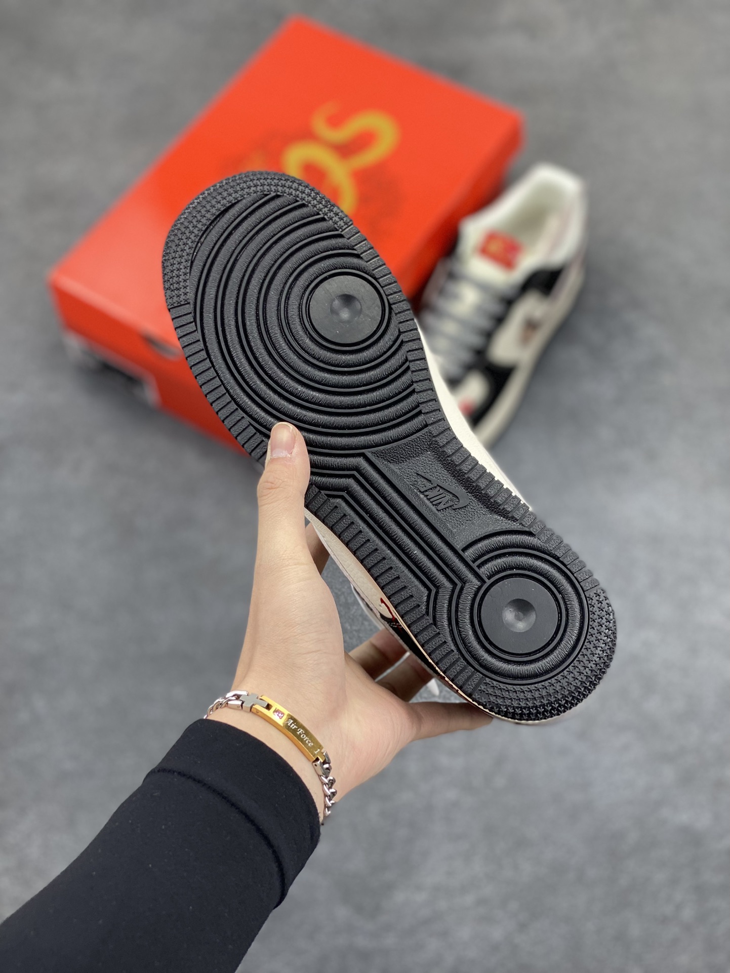 图片[5]-NIke Air Force 1 \’07 Low “supreme蛇年限定——黑白红蛇纹鳞”空军一号 低帮 运动鞋 休闲鞋 折边针车 工艺难度大 原楦头原纸板 原装鞋盒 定制五金配件 内置全掌气垫 原厂鞋底 货号：HD2258-622 尺码：36 36.5 37.5 38 38.5 39 40 40.5 41 42 42.5 43 44 44.5 45-选品中心