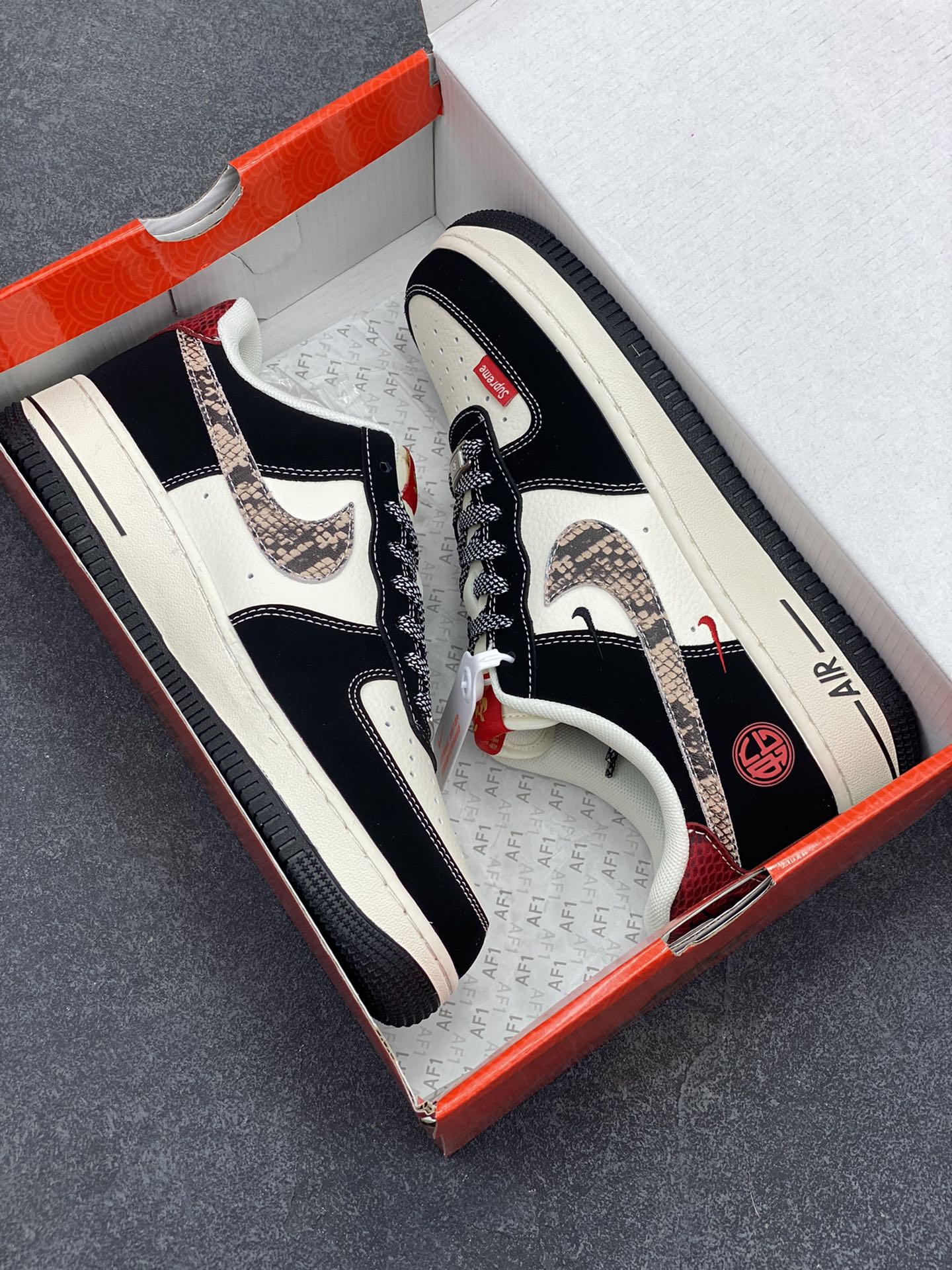 图片[9]-NIke Air Force 1 \’07 Low “supreme蛇年限定——黑白红蛇纹鳞”空军一号 低帮 运动鞋 休闲鞋 折边针车 工艺难度大 原楦头原纸板 原装鞋盒 定制五金配件 内置全掌气垫 原厂鞋底 货号：HD2258-622 尺码：36 36.5 37.5 38 38.5 39 40 40.5 41 42 42.5 43 44 44.5 45-选品中心