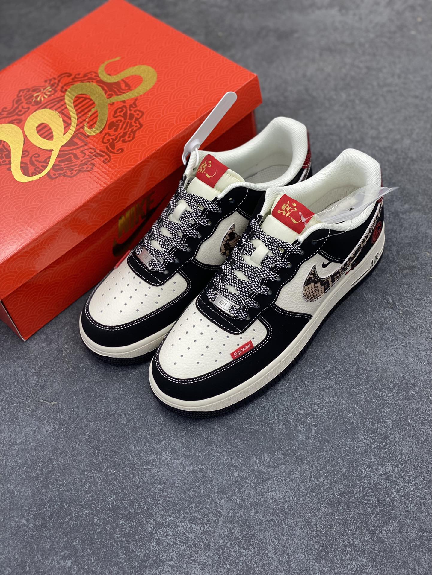 图片[8]-NIke Air Force 1 \’07 Low “supreme蛇年限定——黑白红蛇纹鳞”空军一号 低帮 运动鞋 休闲鞋 折边针车 工艺难度大 原楦头原纸板 原装鞋盒 定制五金配件 内置全掌气垫 原厂鞋底 货号：HD2258-622 尺码：36 36.5 37.5 38 38.5 39 40 40.5 41 42 42.5 43 44 44.5 45-选品中心