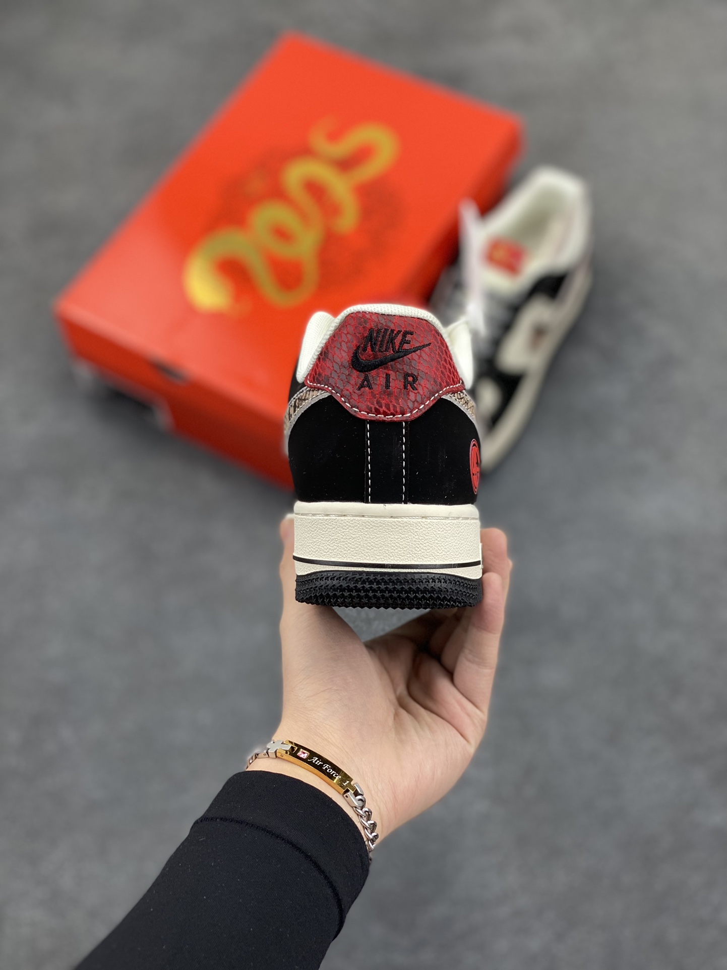 图片[4]-NIke Air Force 1 \’07 Low “supreme蛇年限定——黑白红蛇纹鳞”空军一号 低帮 运动鞋 休闲鞋 折边针车 工艺难度大 原楦头原纸板 原装鞋盒 定制五金配件 内置全掌气垫 原厂鞋底 货号：HD2258-622 尺码：36 36.5 37.5 38 38.5 39 40 40.5 41 42 42.5 43 44 44.5 45-选品中心