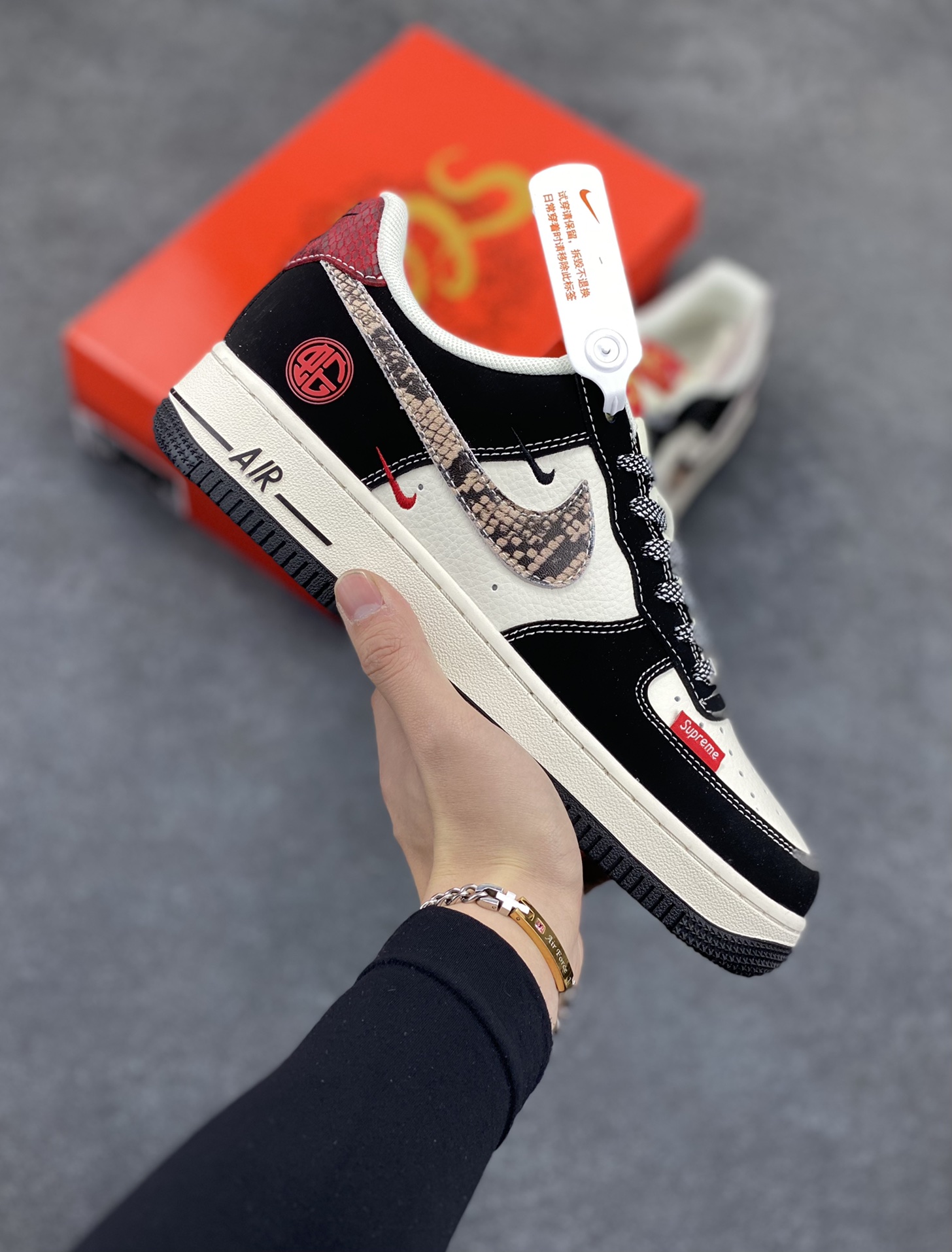 NIke Air Force 1 \’07 Low “supreme蛇年限定——黑白红蛇纹鳞”空军一号 低帮 运动鞋 休闲鞋 折边针车 工艺难度大 原楦头原纸板 原装鞋盒 定制五金配件 内置全掌气垫 原厂鞋底 货号：HD2258-622 尺码：36 36.5 37.5 38 38.5 39 40 40.5 41 42 42.5 43 44 44.5 45-选品中心