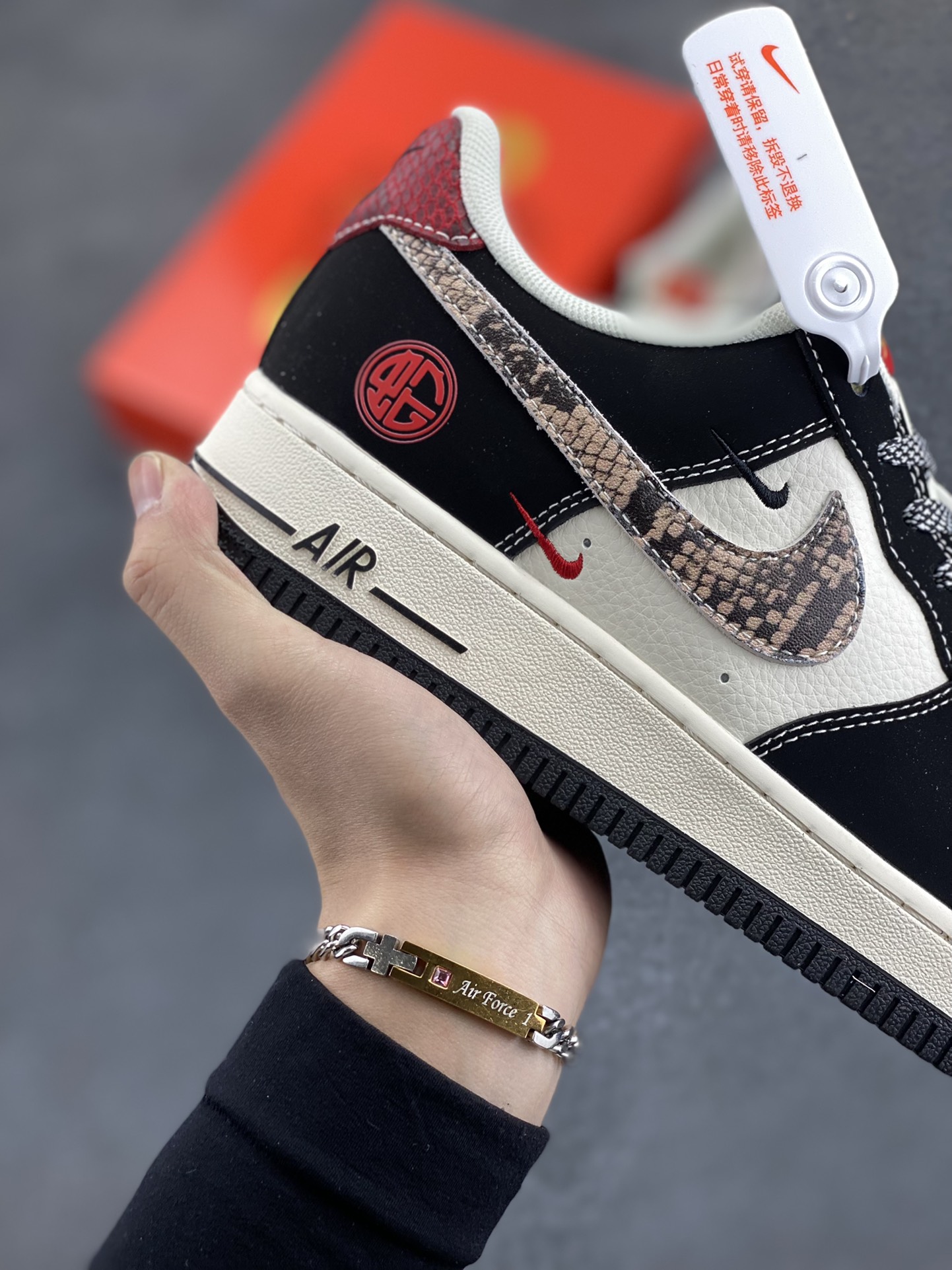 图片[6]-NIke Air Force 1 \’07 Low “supreme蛇年限定——黑白红蛇纹鳞”空军一号 低帮 运动鞋 休闲鞋 折边针车 工艺难度大 原楦头原纸板 原装鞋盒 定制五金配件 内置全掌气垫 原厂鞋底 货号：HD2258-622 尺码：36 36.5 37.5 38 38.5 39 40 40.5 41 42 42.5 43 44 44.5 45-选品中心