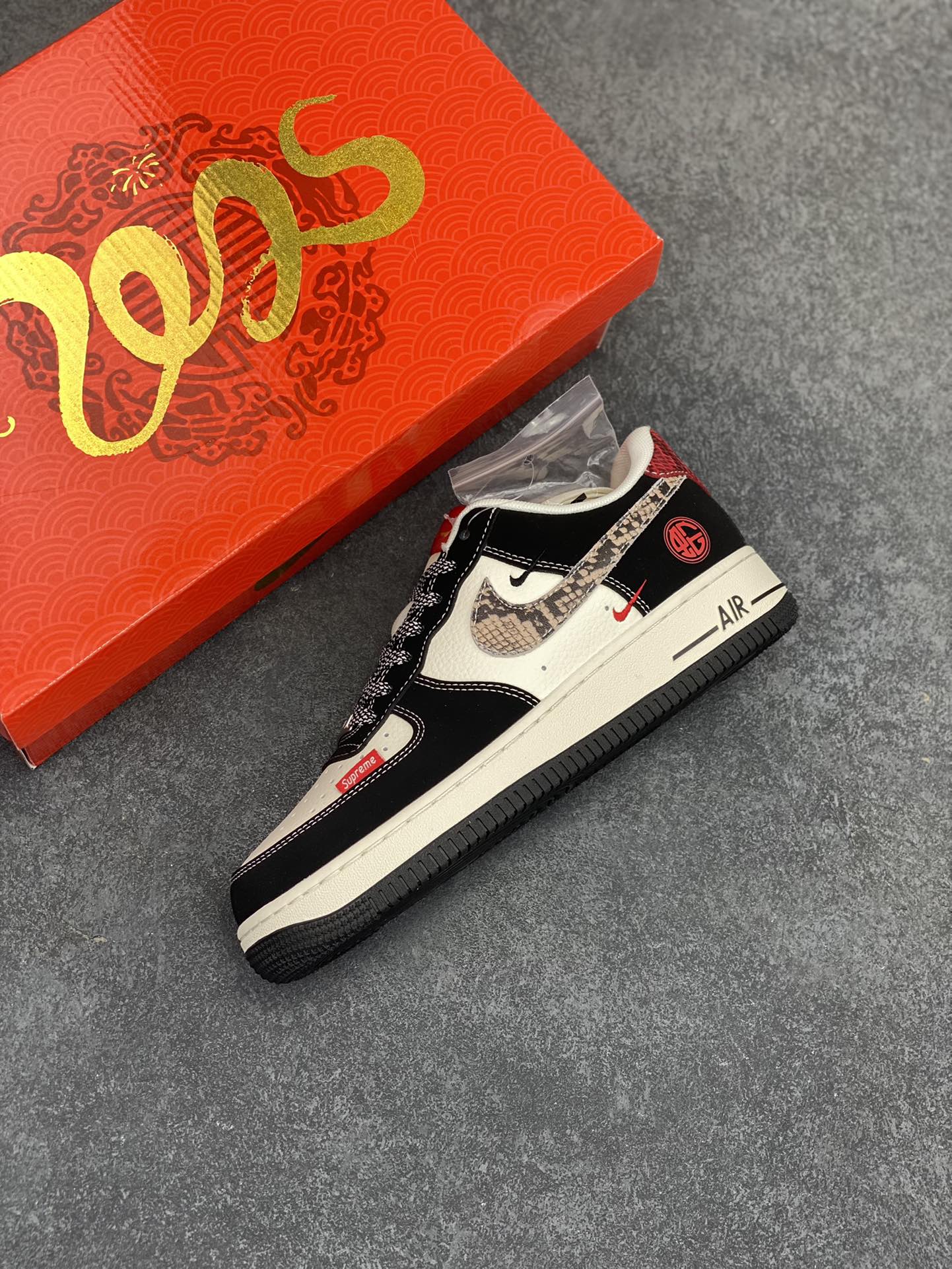 图片[7]-NIke Air Force 1 \’07 Low “supreme蛇年限定——黑白红蛇纹鳞”空军一号 低帮 运动鞋 休闲鞋 折边针车 工艺难度大 原楦头原纸板 原装鞋盒 定制五金配件 内置全掌气垫 原厂鞋底 货号：HD2258-622 尺码：36 36.5 37.5 38 38.5 39 40 40.5 41 42 42.5 43 44 44.5 45-选品中心