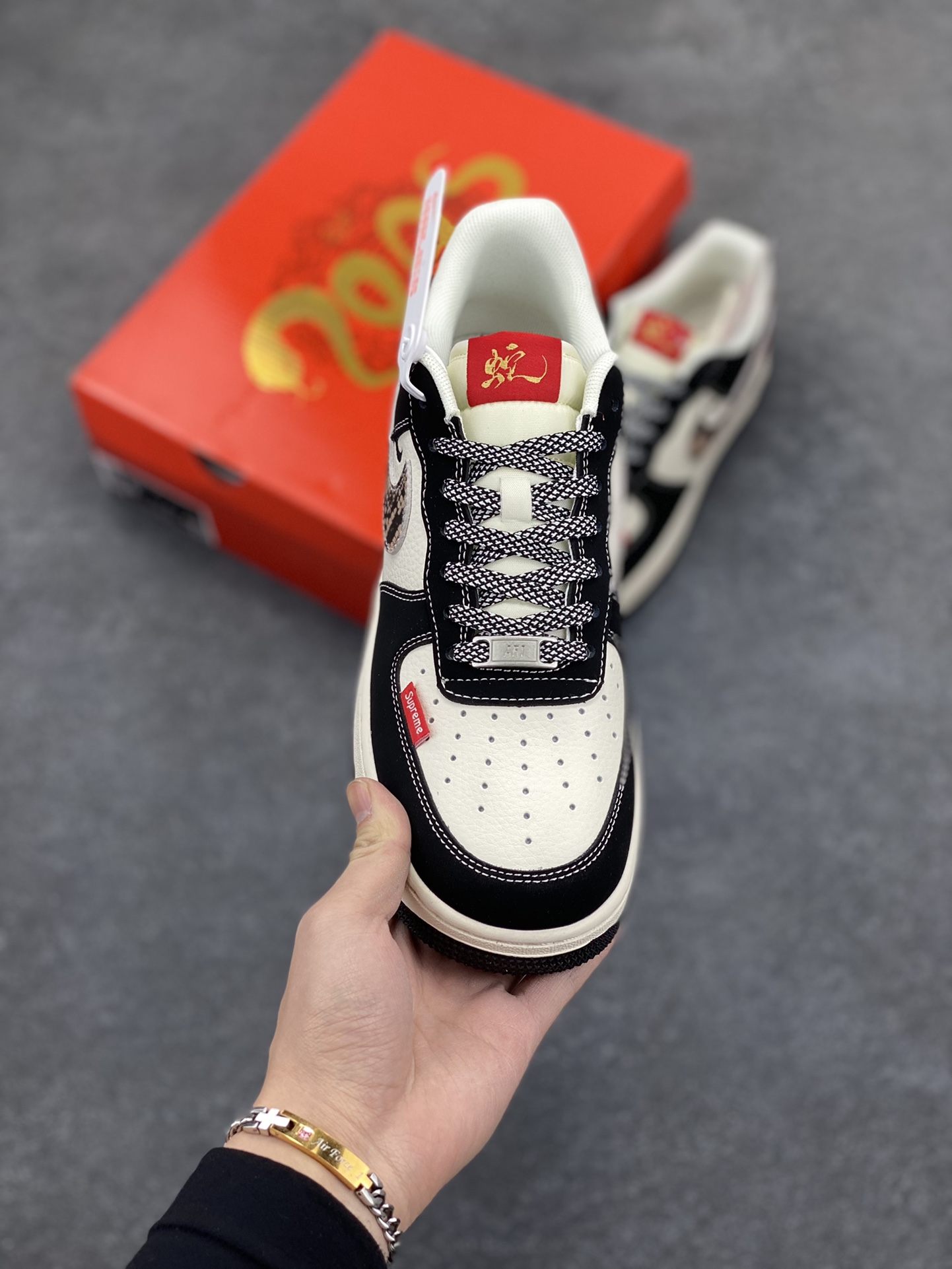 图片[2]-NIke Air Force 1 \’07 Low “supreme蛇年限定——黑白红蛇纹鳞”空军一号 低帮 运动鞋 休闲鞋 折边针车 工艺难度大 原楦头原纸板 原装鞋盒 定制五金配件 内置全掌气垫 原厂鞋底 货号：HD2258-622 尺码：36 36.5 37.5 38 38.5 39 40 40.5 41 42 42.5 43 44 44.5 45-选品中心