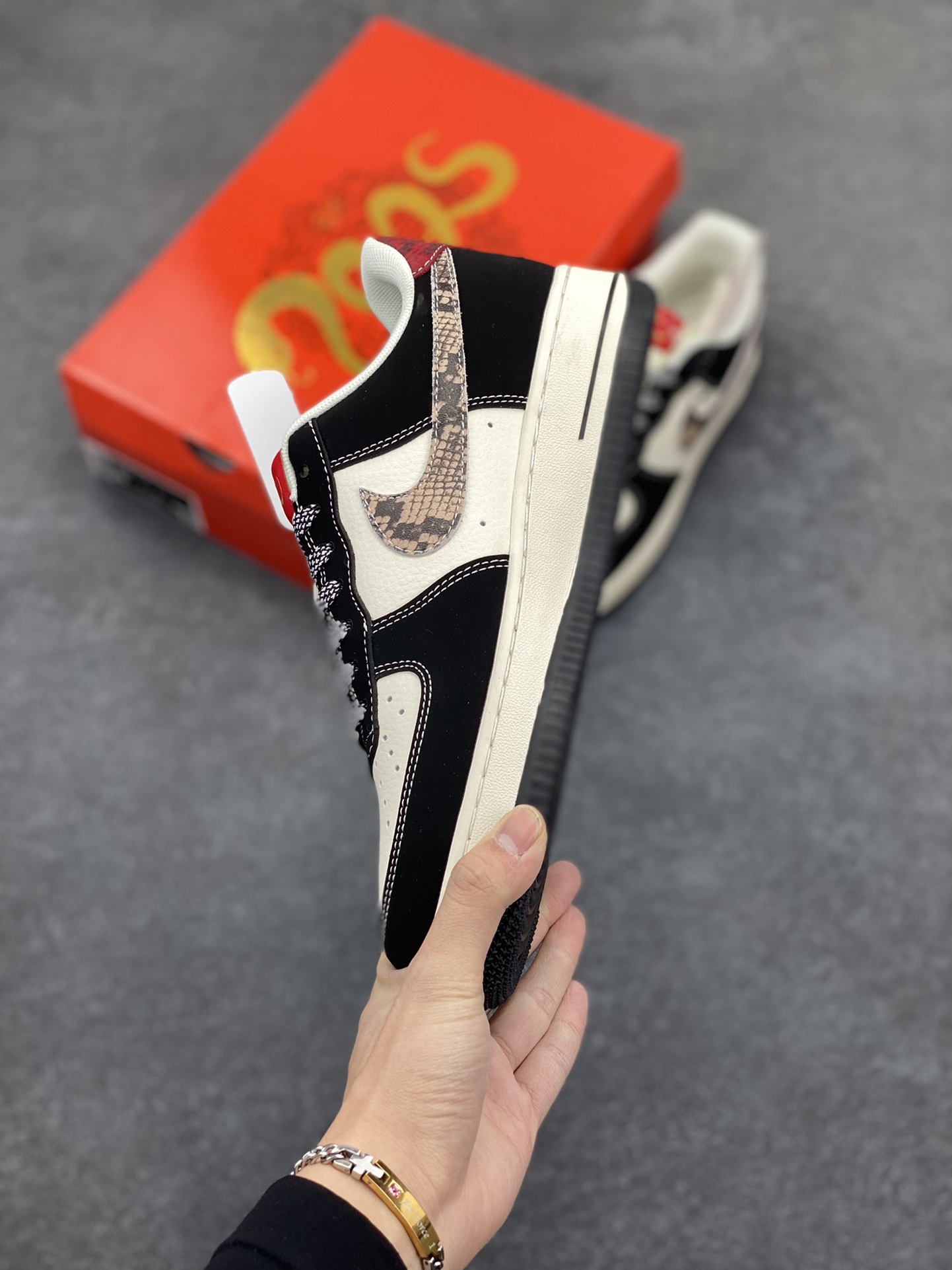 图片[3]-NIke Air Force 1 \’07 Low “supreme蛇年限定——黑白红蛇纹鳞”空军一号 低帮 运动鞋 休闲鞋 折边针车 工艺难度大 原楦头原纸板 原装鞋盒 定制五金配件 内置全掌气垫 原厂鞋底 货号：HD2258-622 尺码：36 36.5 37.5 38 38.5 39 40 40.5 41 42 42.5 43 44 44.5 45-选品中心